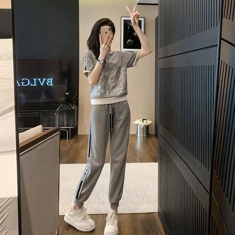 2026 년 인터넷 유명인 새로운 루즈핏 연령 감소 패션 튀김 거리 반팔 웨이 바지 캐주얼 투피스 세트 외국 가스 세트 이미지 4