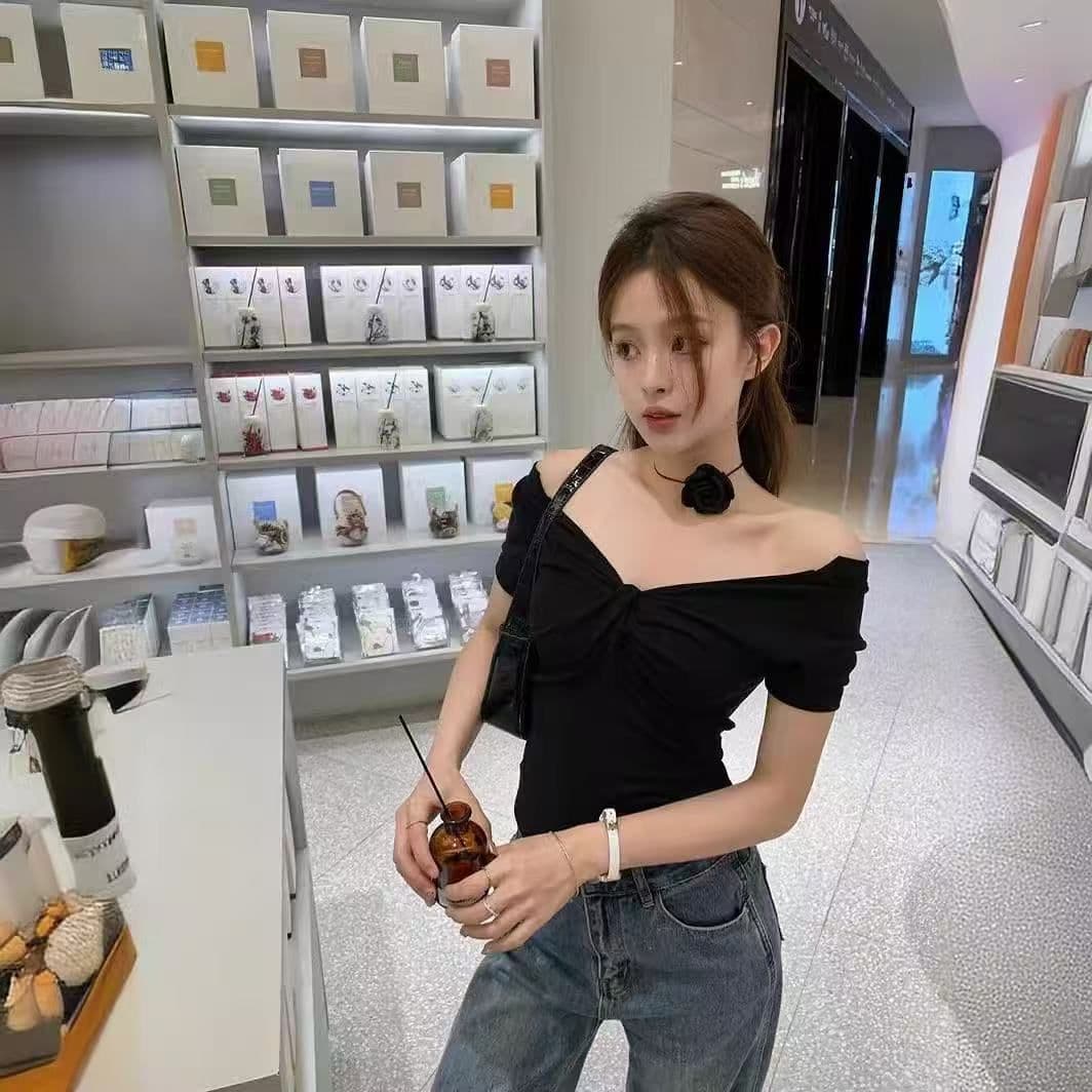 맨위 순수한 욕망 화이트 오프숄더 V넥 검정색 반팔 티셔츠 여성 여름 디자인 센스 작은 대중 Chic 핫걸 쇼트 스타일 이미지 3
