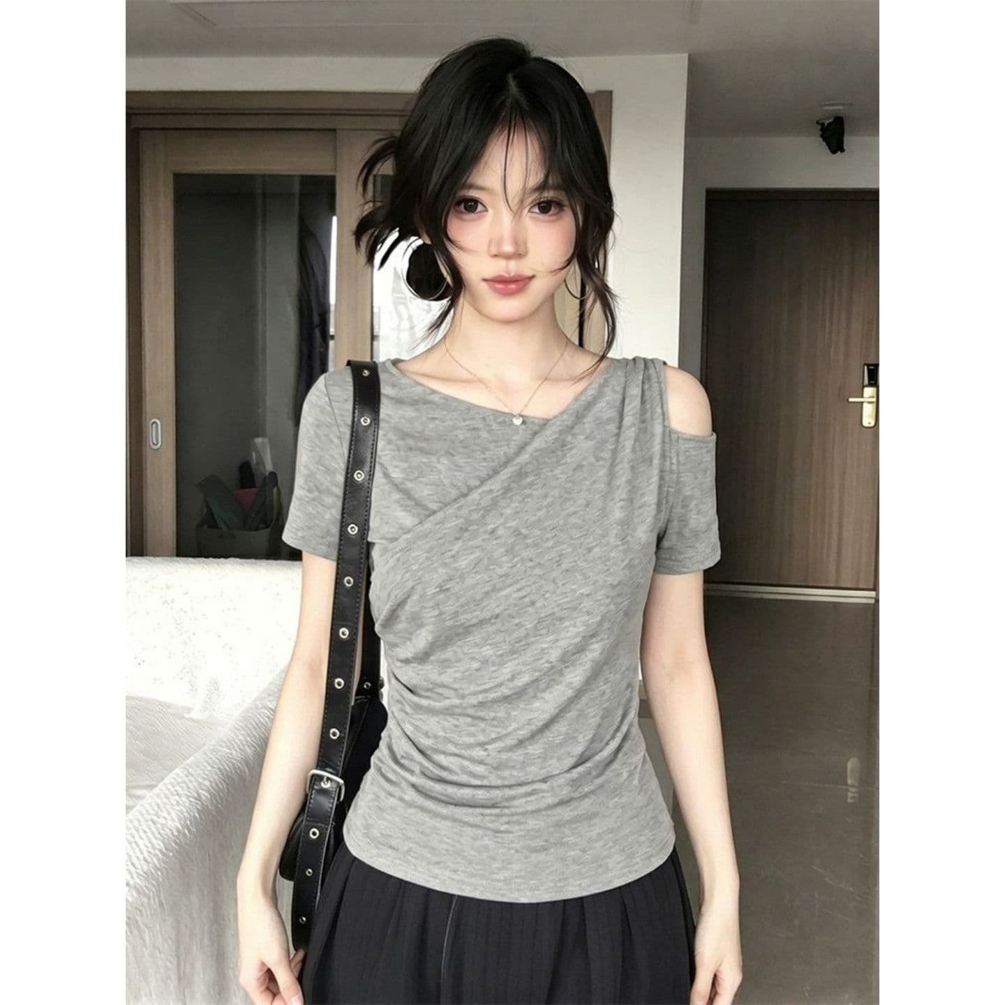 핫걸 바람 회색 주름 허리 수축 오프숄더 반팔 티셔츠 이미지 3