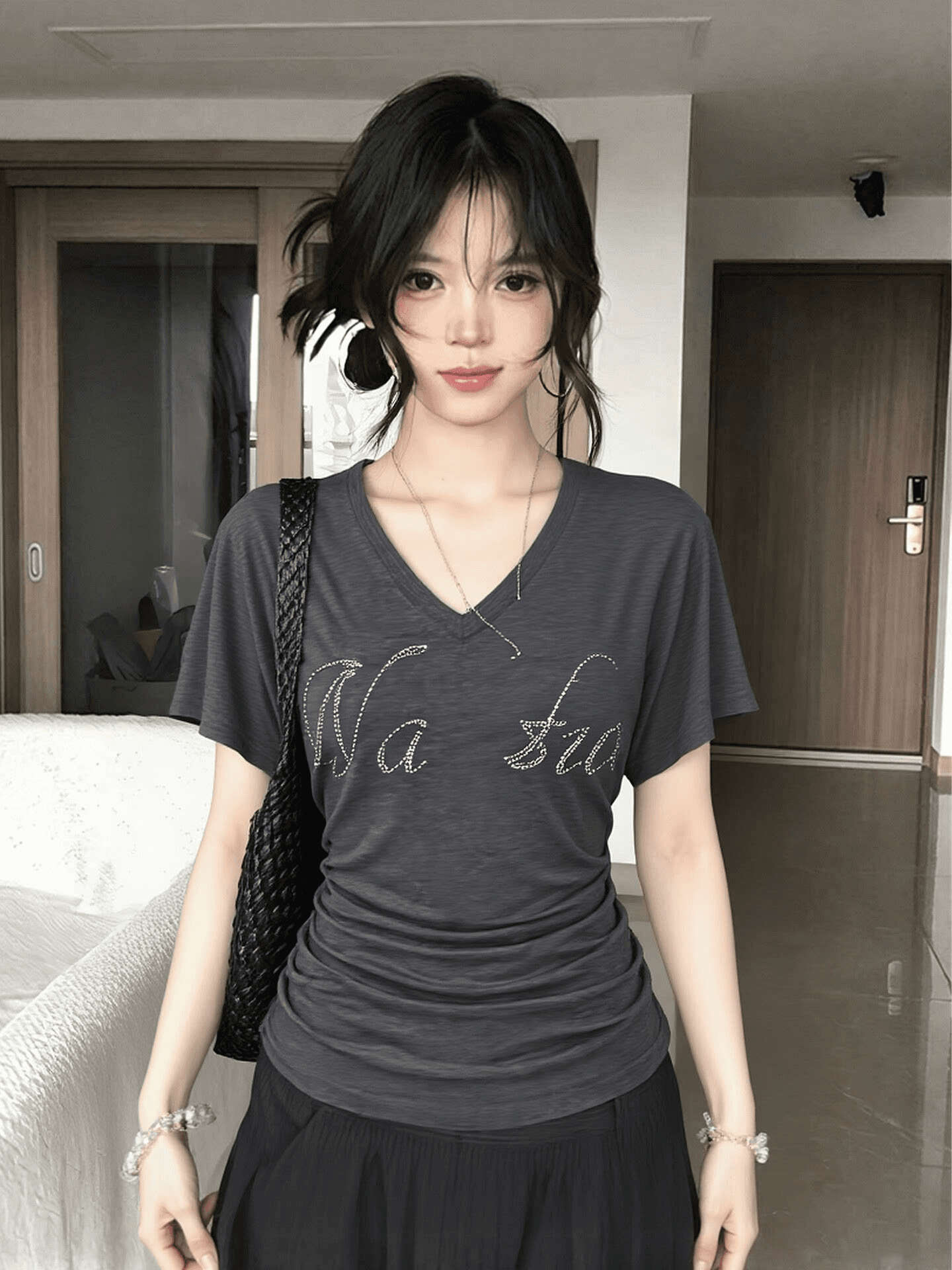 사람들 면 핫픽스 알파벳 핫걸 V넥 반팔 티셔츠 여성 2026 여름 허리 수축 슬림해 보이는 디자인 센스 맨위