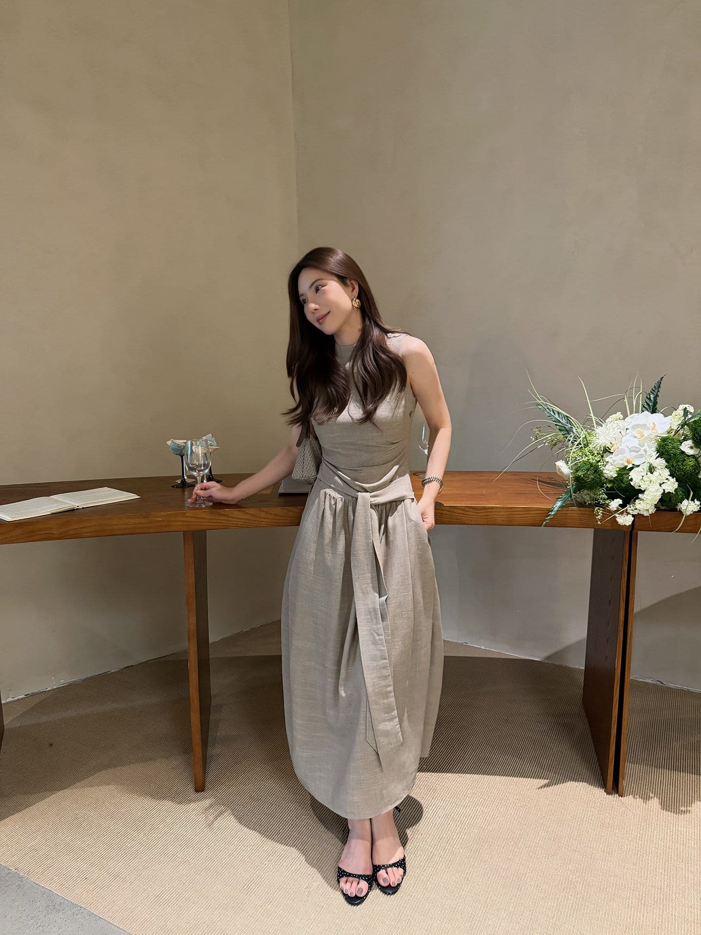 작은 키 우아함 시간대 한 부서 스탠드 칼라 민소매 여성 드레스 여름 2026 허리 수축 레이스업 롱 스커트 이미지 2