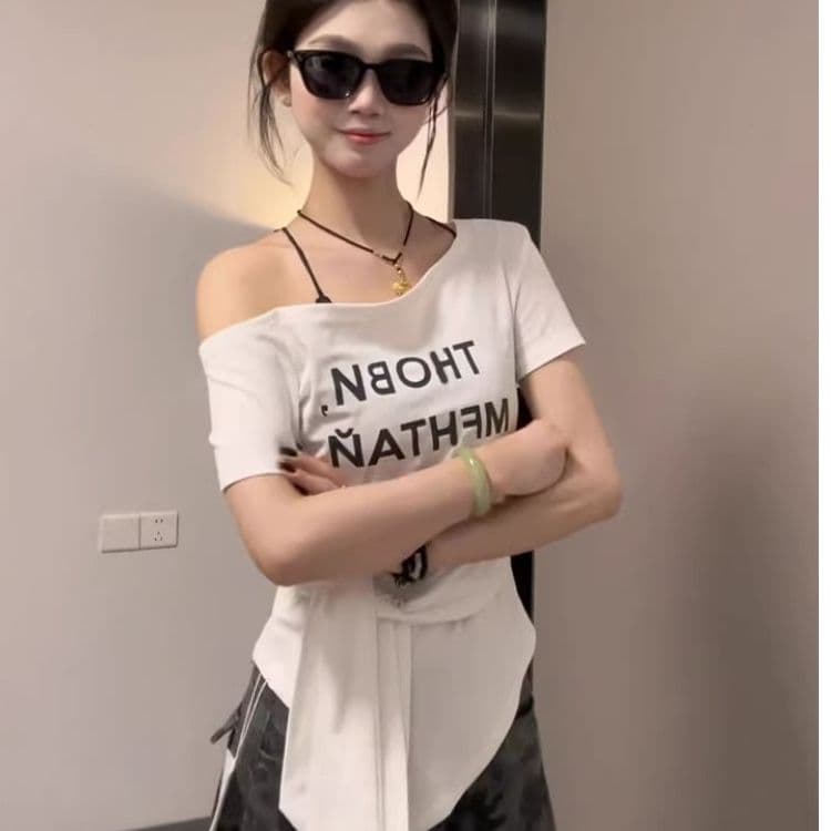 한 부서 핫걸 알파벳 프린트 비스듬한 어깨 반팔 티셔츠 여성 여름 스트랩 허리 수축 디자인 센스 순수한 욕망 섹시함 맨위