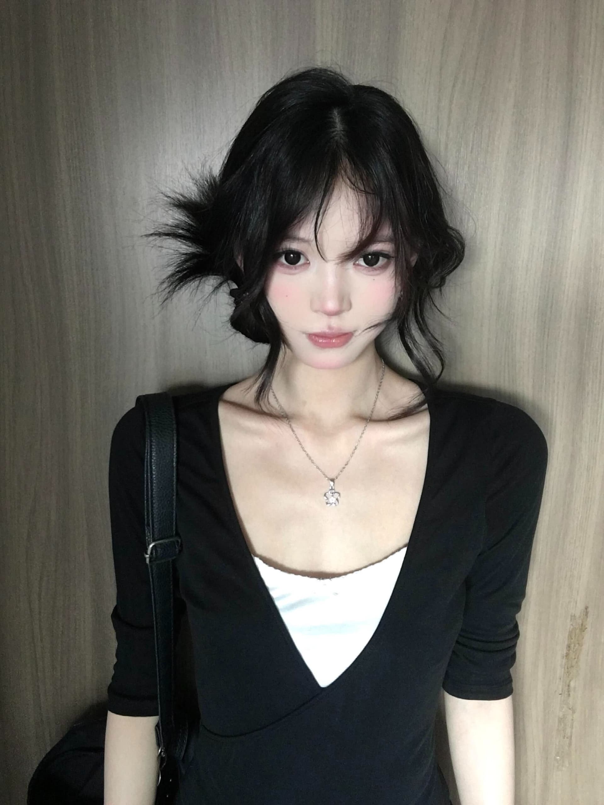 모달 사람들 면 검정색 V넥 페이크 레이어드 긴팔 티셔츠 여성 몸매 가꾸기 슬림해 보이는 기본 셔츠 한 첨부 된 의류 상세 이미지 2