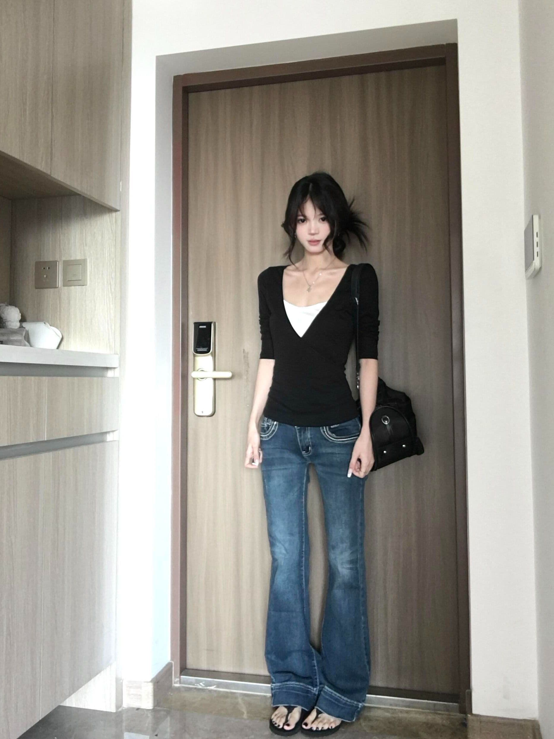 모달 사람들 면 검정색 V넥 페이크 레이어드 긴팔 티셔츠 여성 몸매 가꾸기 슬림해 보이는 기본 셔츠 한 첨부 된 의류 상세 이미지 3