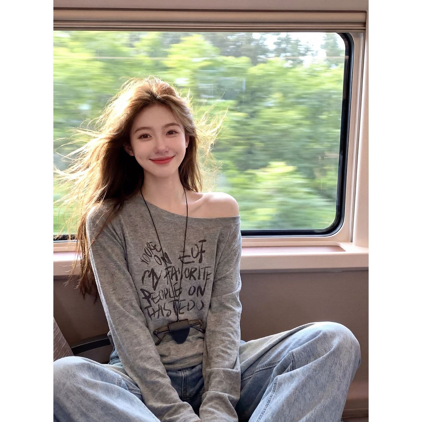 눈꽃 면 65 면 35 폴리 에스터 2026 가을 새로운 아메리칸 핫걸 프린트 비스듬한 어깨 슬림해 보이는 긴팔 티셔츠 맨위 상세 이미지 8