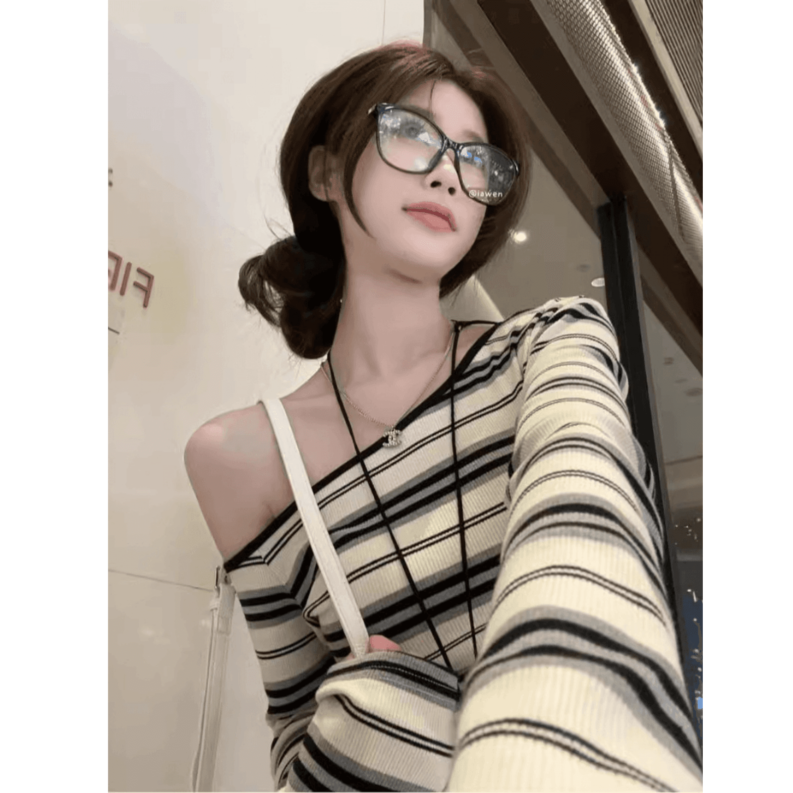 원본 컬러 짜임 기사 한 부서 느긋한 비스듬한 어깨 스트라이프 기본 셔츠 몸매 가꾸기 오프숄더 긴팔 만나는 쇼트 스타일 맨위