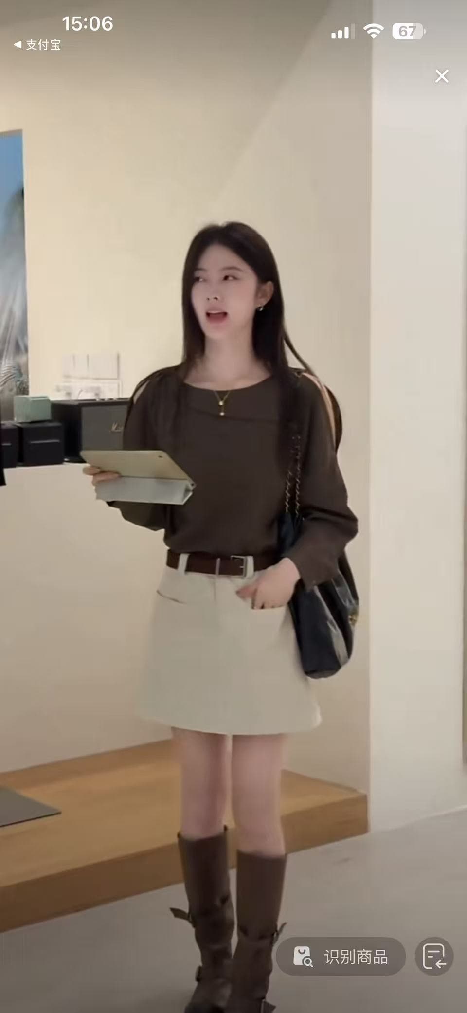오프숄더 디자인 센스 긴팔 여성 셔츠 2026 이른 가을 새로운 새로운 한 부서 품격 루즈핏 슬림해 보이는 셔츠 맨위 이미지 2