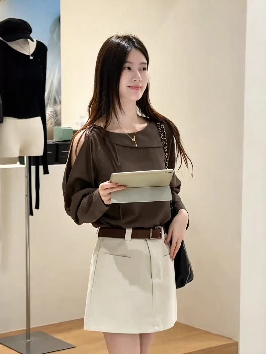 오프숄더 디자인 센스 긴팔 여성 셔츠 2026 이른 가을 새로운 새로운 한 부서 품격 루즈핏 슬림해 보이는 셔츠 맨위 상세 이미지 2