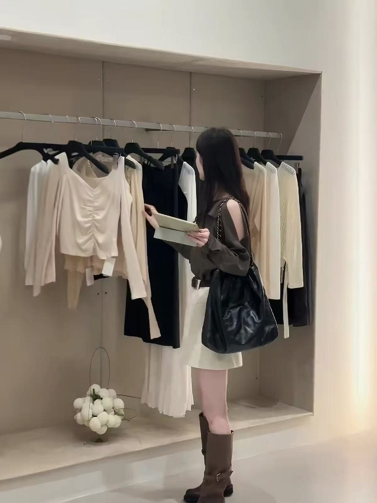 오프숄더 디자인 센스 긴팔 여성 셔츠 2026 이른 가을 새로운 새로운 한 부서 품격 루즈핏 슬림해 보이는 셔츠 맨위 상세 이미지 4