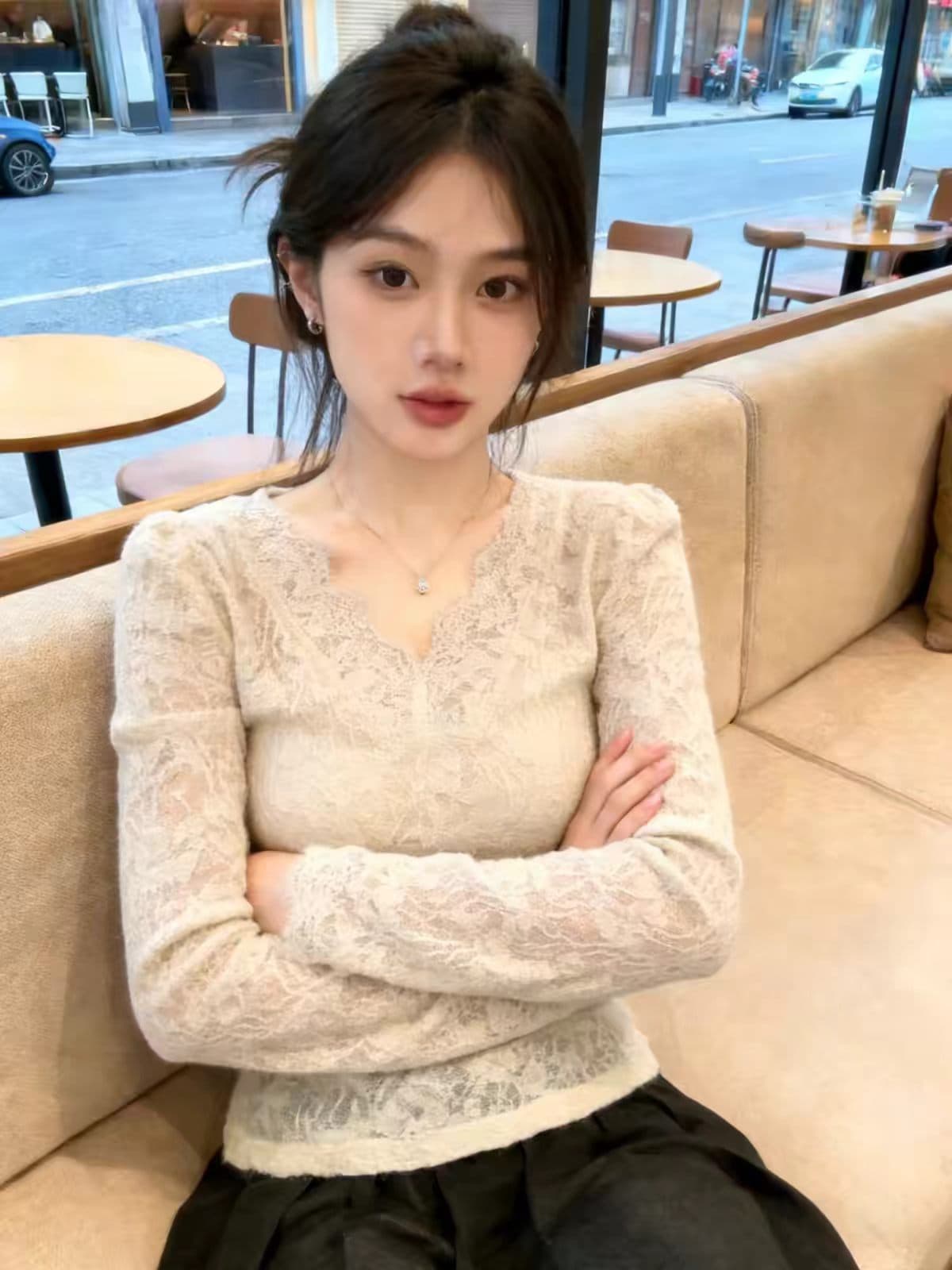 프랑스식 빛 요리 한 바람 살구 색상 V넥 레이스 긴팔 티셔츠 여성 2026 봄 가을 새로운 인사이드 가져 가라. 몸매 가꾸기 기본 셔츠 맨위 이미지 2