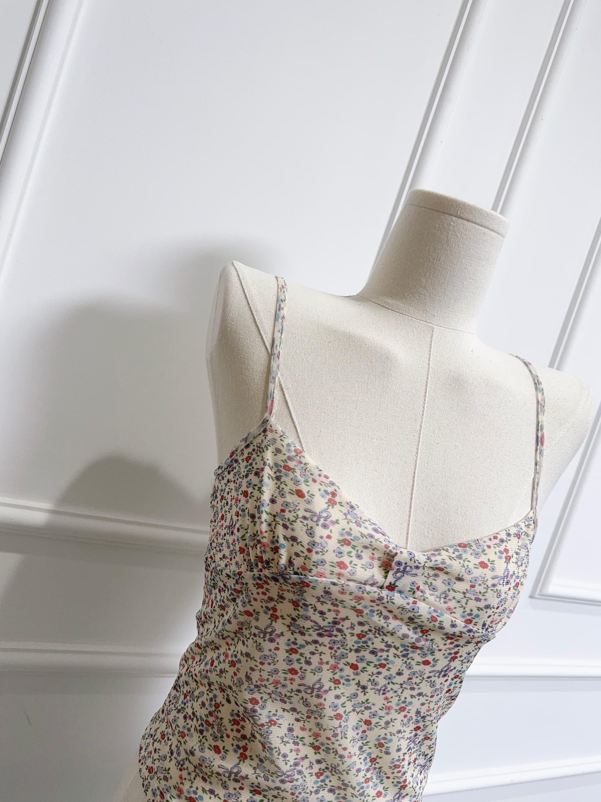 doudou 여드름 달콤한 핫걸 꽃무늬 캐미솔 여름 2025 새로운 몸매 가꾸기 슬림해 보이는 쇼트 스타일 인사이드 잡아라. 의류 상세 이미지 4