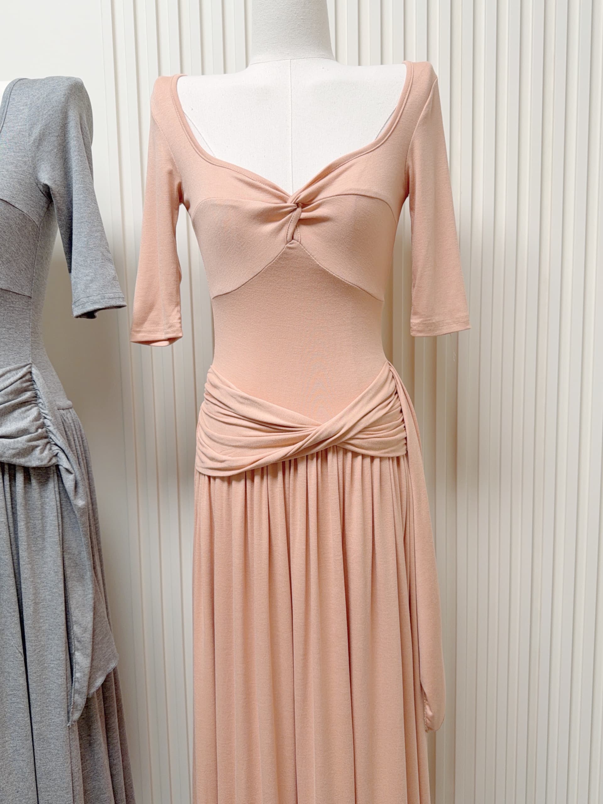 순수한 욕망 바람 회색 비틀림 섹시함 하이웨이스트 몸매 가꾸기 디스플레이 몸 드레스 중간 소매 슬림해 보이는 롱 스커트 일상 빅 플레어 스커트 이미지 3