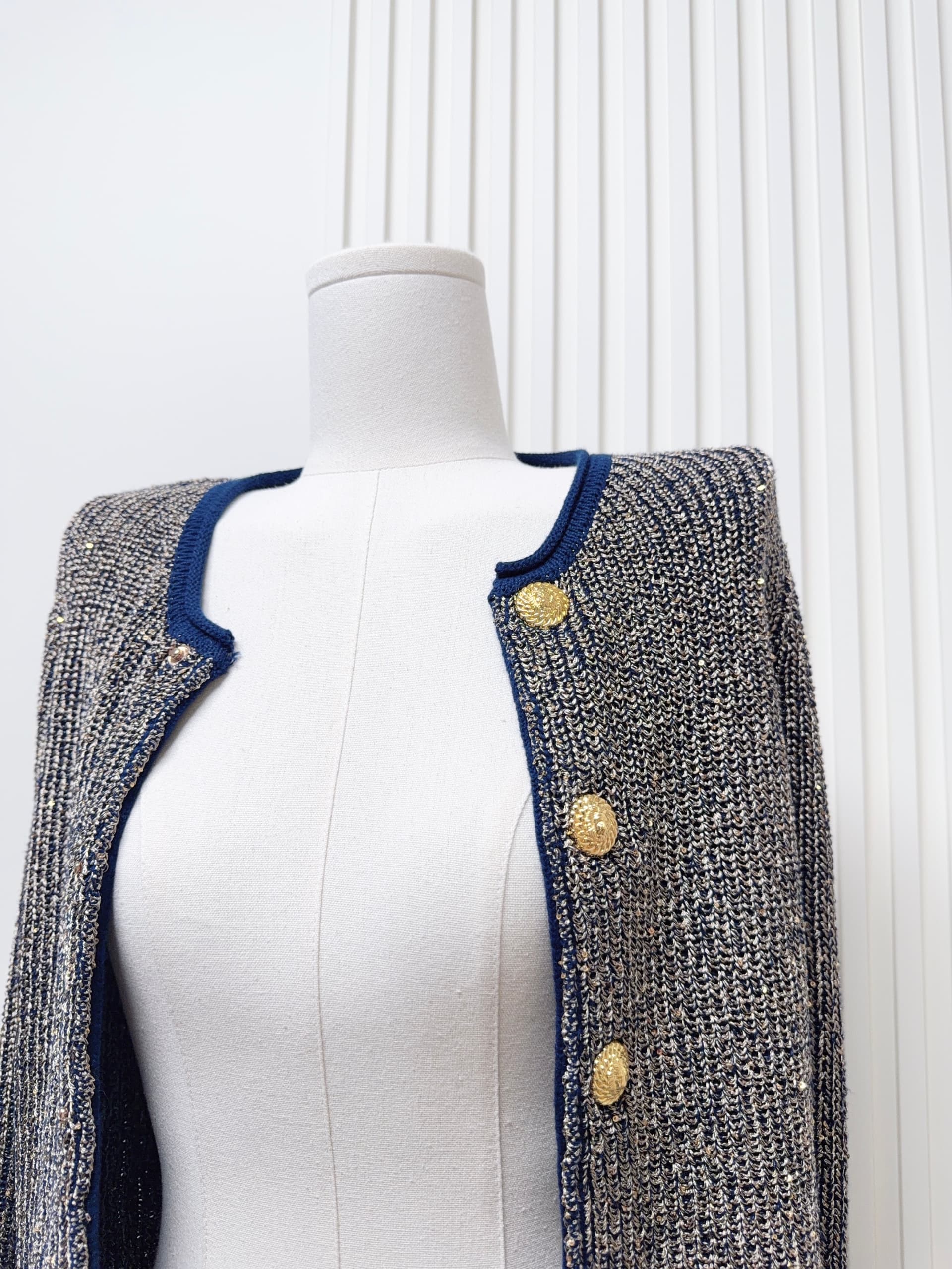 m900 털 니트 스웨터 광택 실 질감 니트 스웨터 배색 테두리 골드 버클 쇼트 스타일 몸매 가꾸기 긴팔 구덩이 기사 짧은 외투 상세 이미지 1