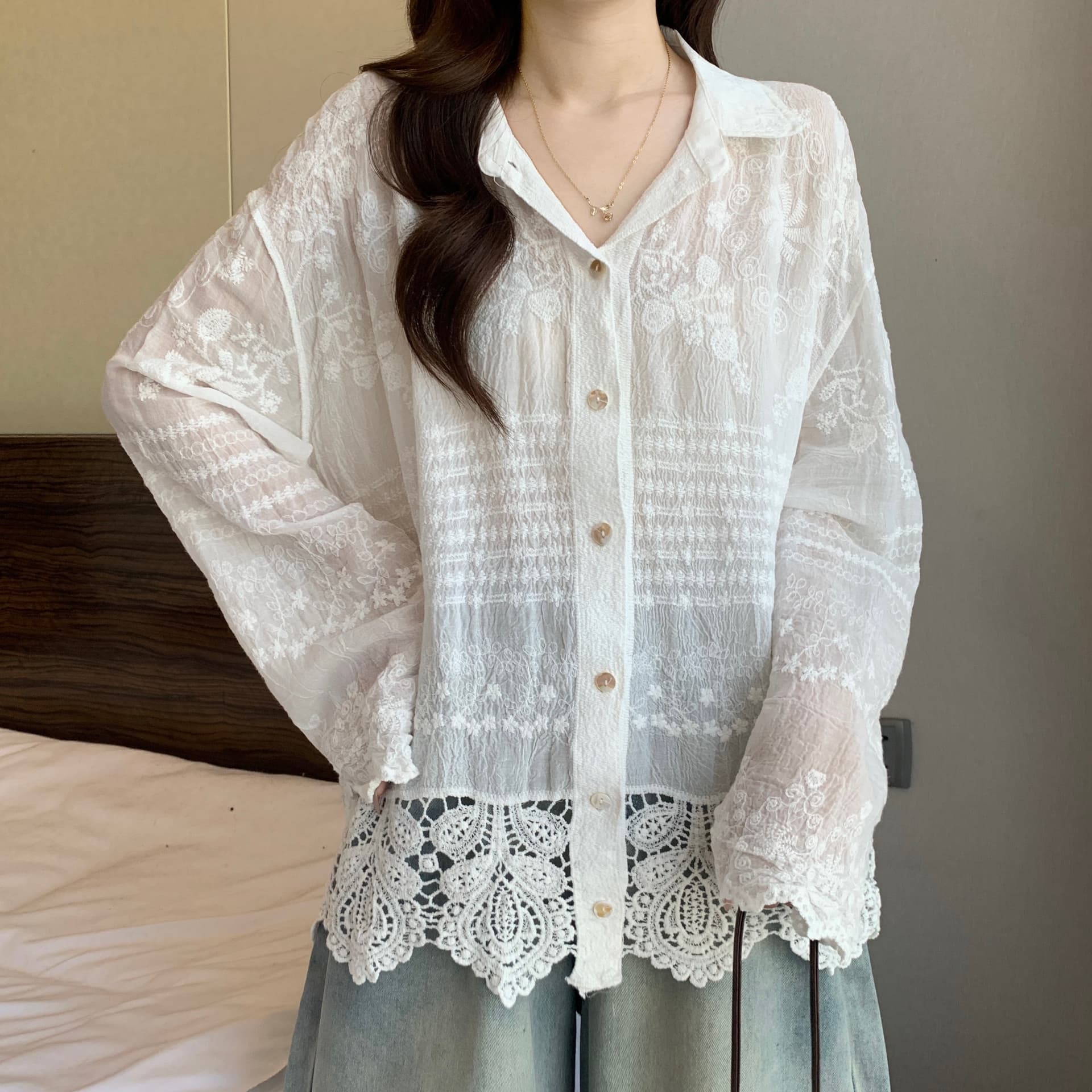 베이지 색 레이스 홀로우 아웃 긴팔 자외선 차단 여성 셔츠 2026 봄 가을 디자인 센스 루즈핏 자카드 셔츠 재킷 얇은 상세 이미지 14
