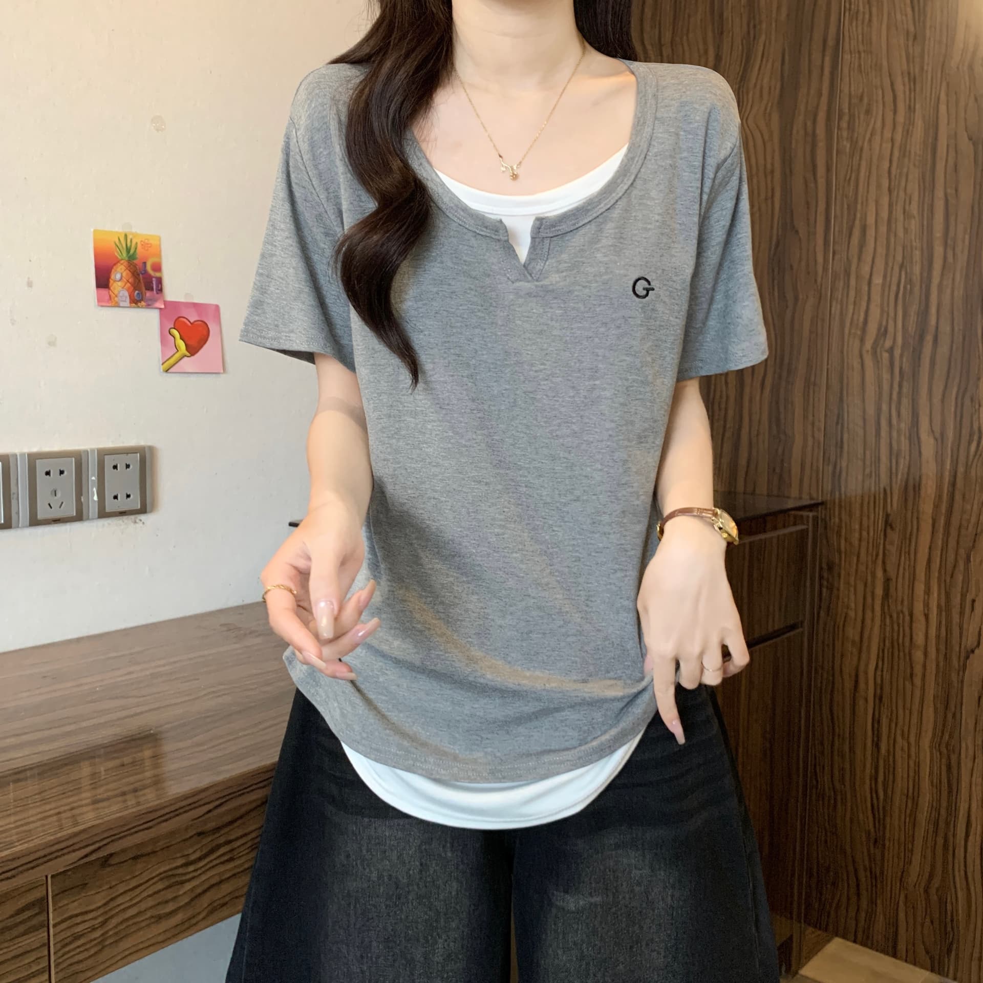아메리칸 핫걸 회색 V넥 페이크 레이어드 반팔 티셔츠 여성 여름 빅 사이즈 꼬집기 허리 디자인 센스 작은 대중 맨위 상세 이미지 8