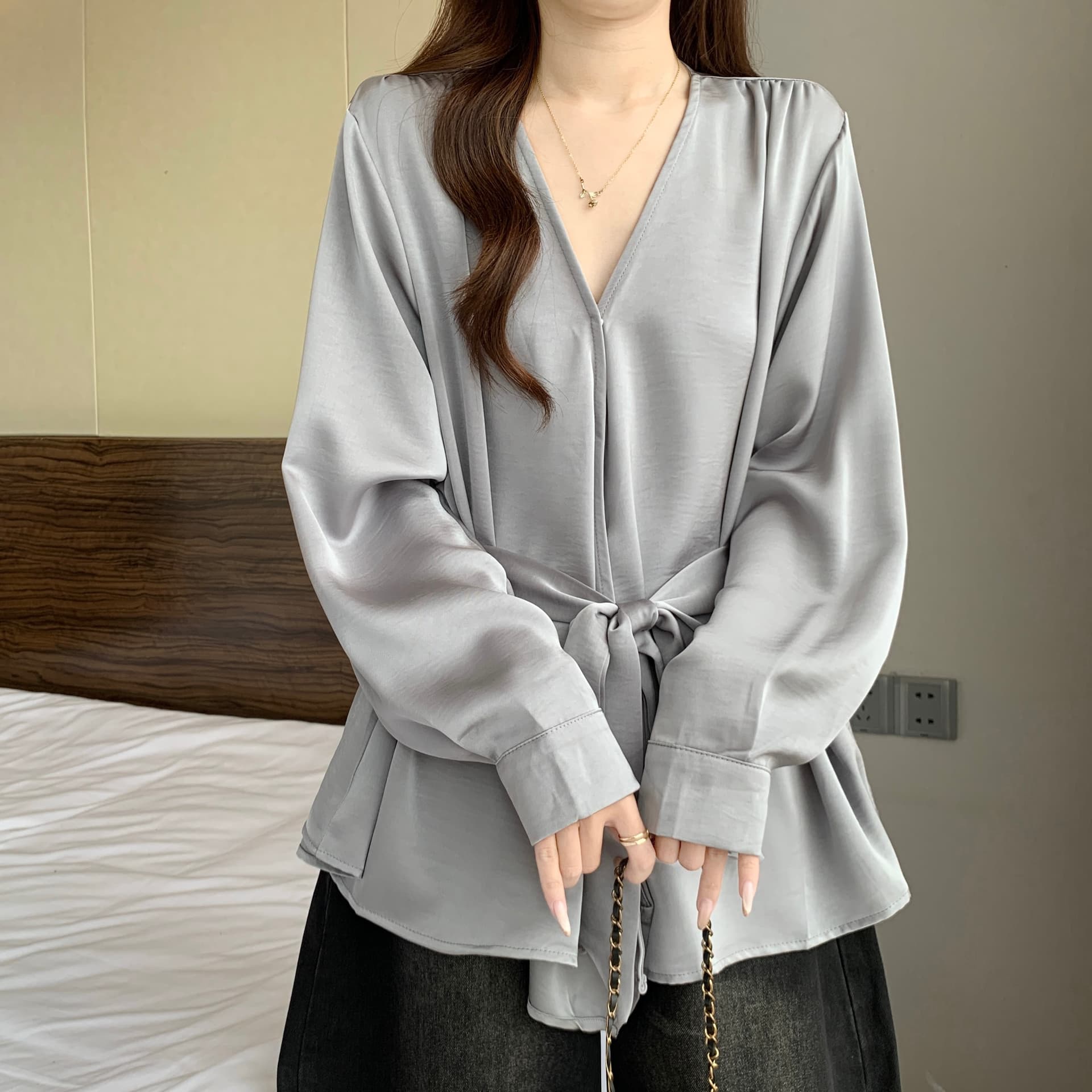 프랑스식 Chic V넥 긴팔 여성 셔츠 가을 새로운 고급 센스 허리 수축 루즈핏 슬림해 보이는 다용도 작은 셔츠 맨위 이미지 4