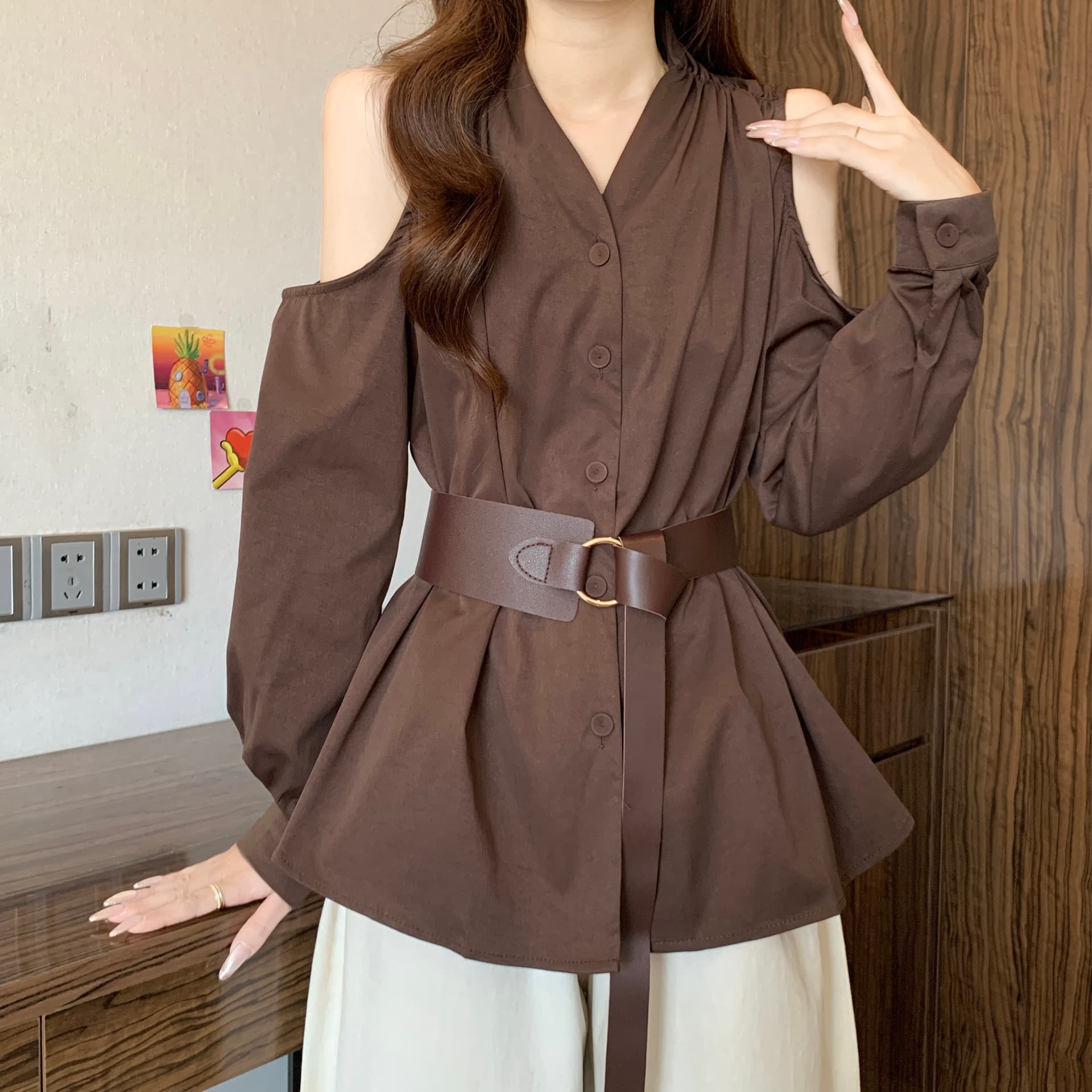 빅 사이즈 프랑스식 오프숄더 품격 V넥 셔츠 루즈핏 불규칙 허리 수축 디자인 슬림해 보이는 벨트 흰 셔츠 맨위 상세 이미지 13