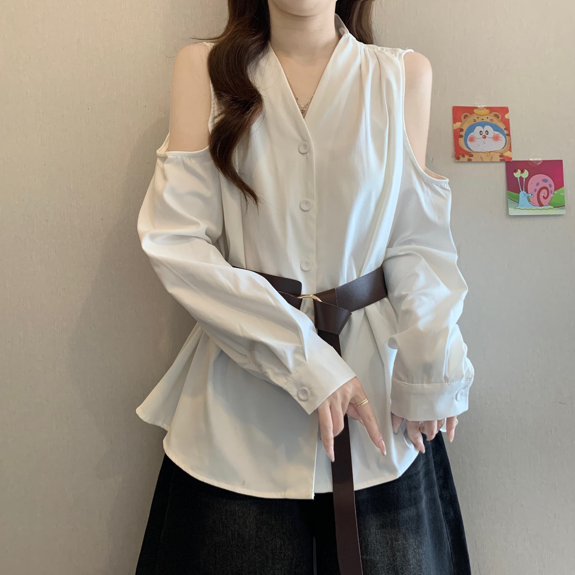빅 사이즈 프랑스식 오프숄더 품격 V넥 셔츠 루즈핏 불규칙 허리 수축 디자인 슬림해 보이는 벨트 흰 셔츠 맨위 상세 이미지 20