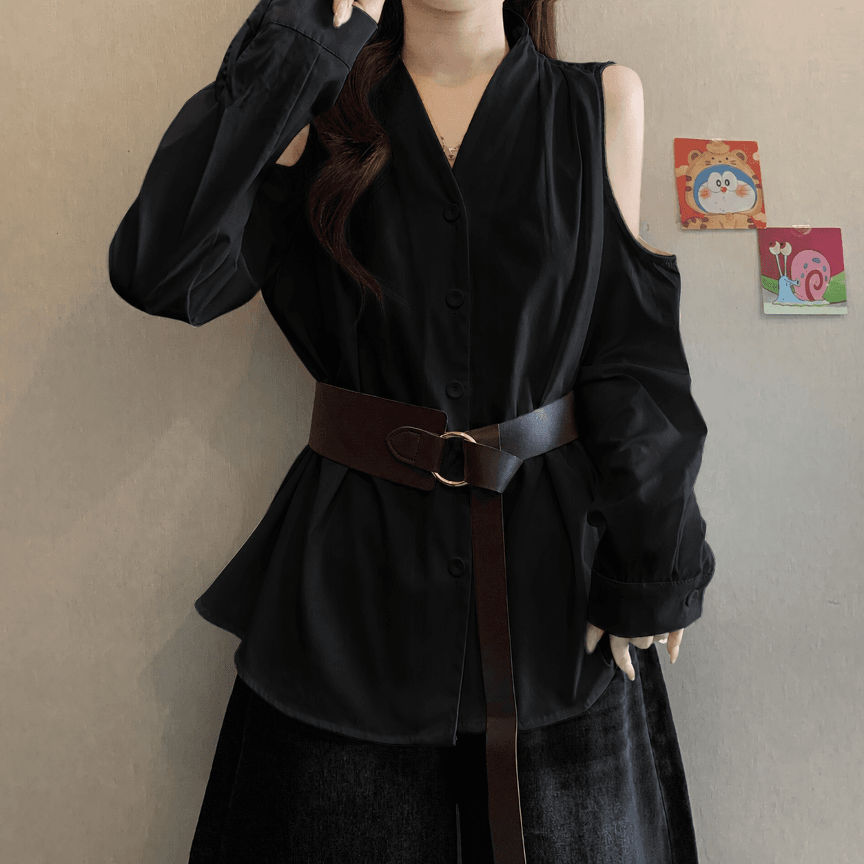 빅 사이즈 프랑스식 오프숄더 품격 V넥 셔츠 루즈핏 불규칙 허리 수축 디자인 슬림해 보이는 벨트 흰 셔츠 맨위 상세 이미지 7
