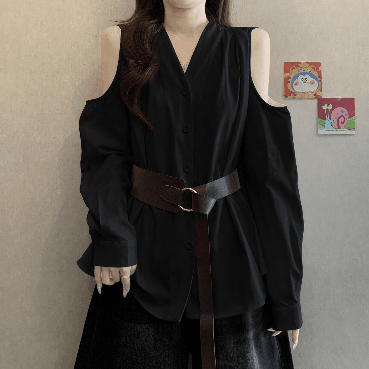 빅 사이즈 프랑스식 오프숄더 품격 V넥 셔츠 루즈핏 불규칙 허리 수축 디자인 슬림해 보이는 벨트 흰 셔츠 맨위 상세 이미지 8