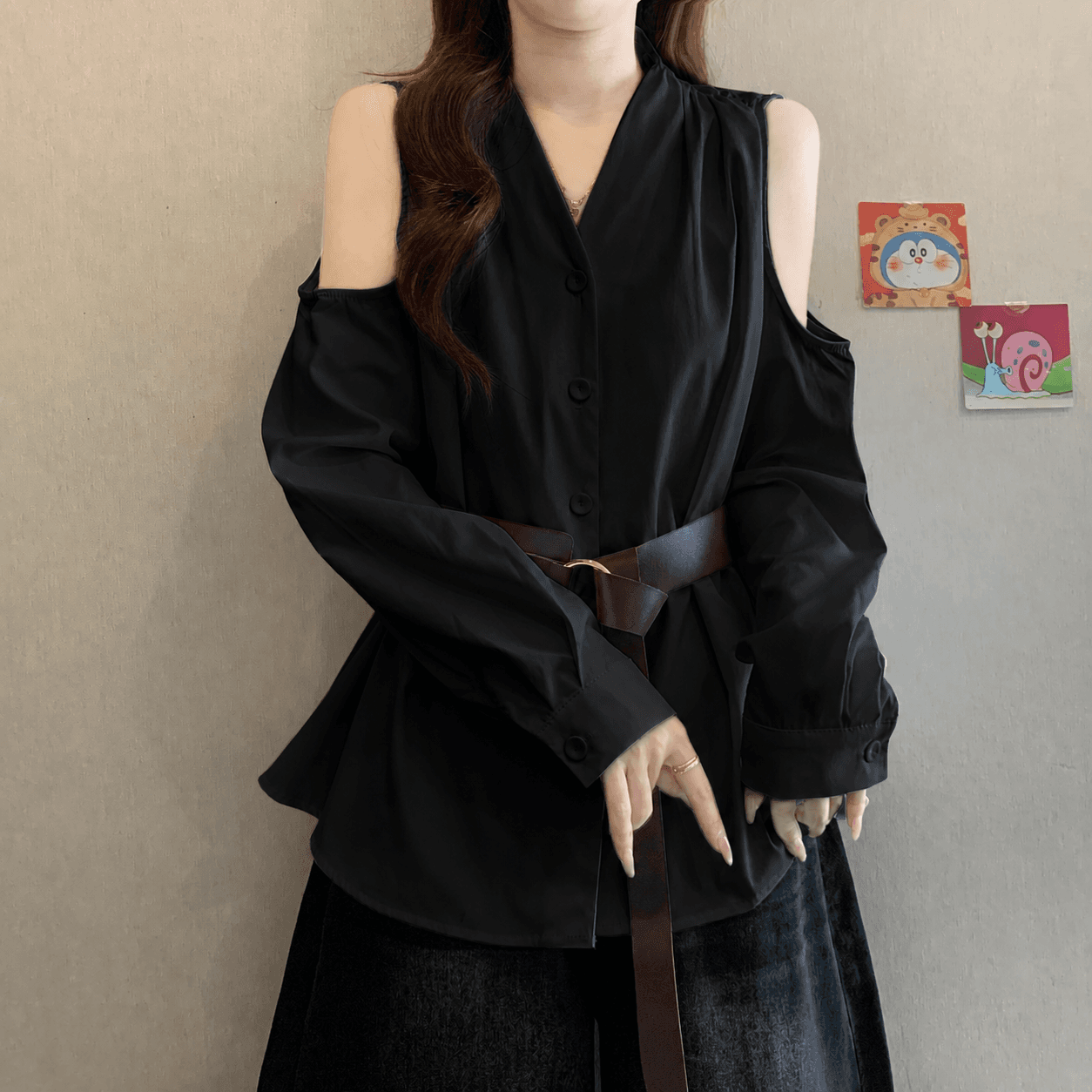 빅 사이즈 프랑스식 오프숄더 품격 V넥 셔츠 루즈핏 불규칙 허리 수축 디자인 슬림해 보이는 벨트 흰 셔츠 맨위 상세 이미지 9