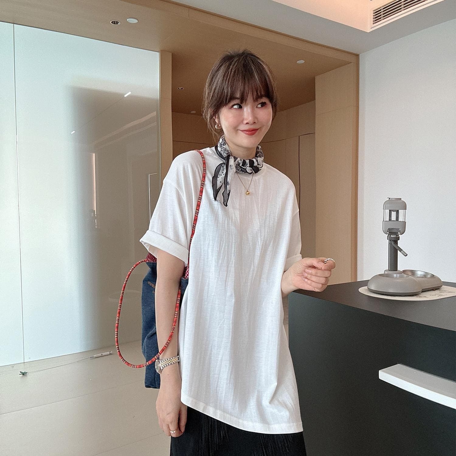 여름 미니멀리즘 다용도 루즈핏 라운드 넥 중간 길이 측면 트임 반팔 티셔츠 여성 상세 이미지 5