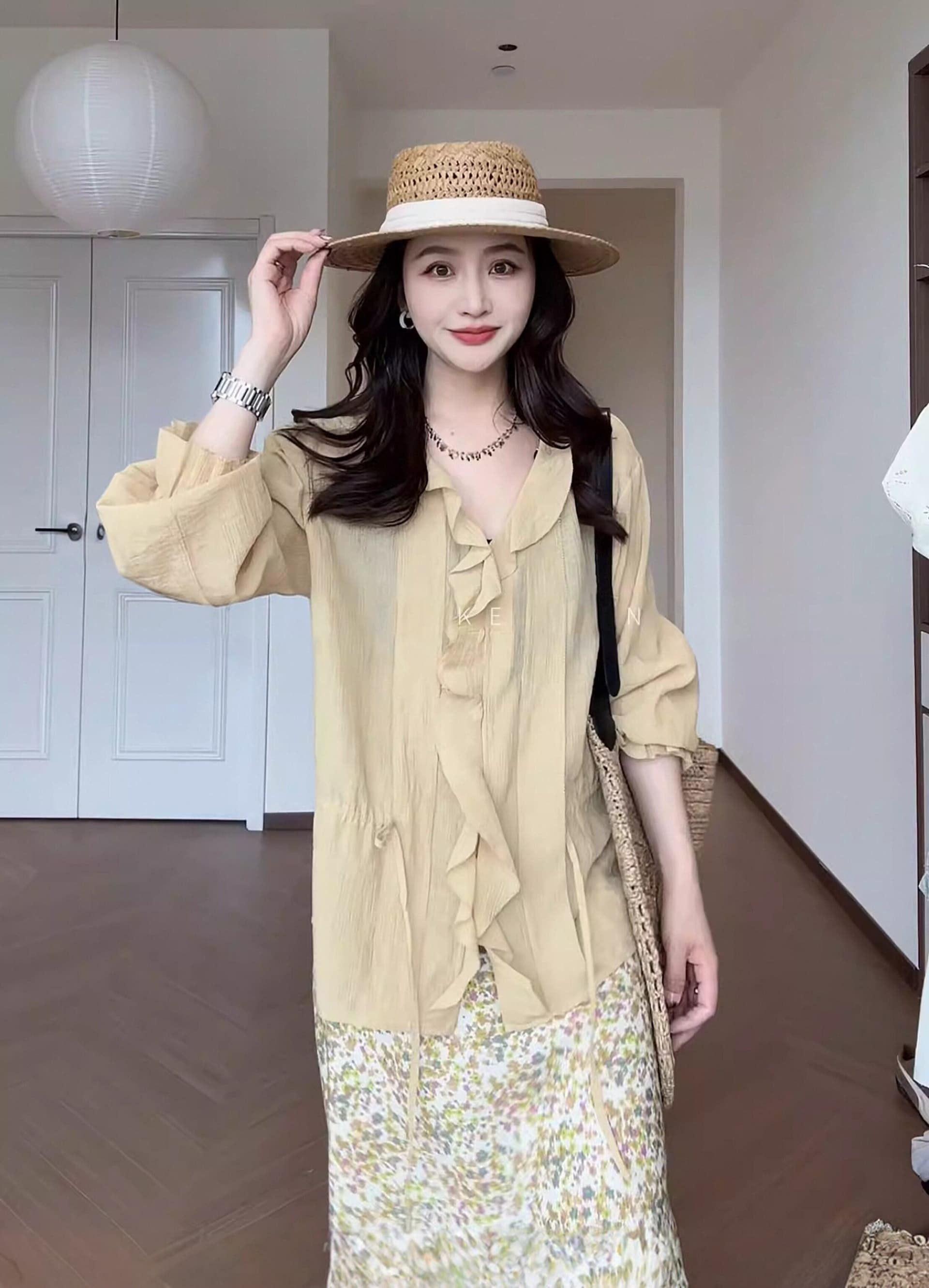 윤주연 슈 프랑스식 디자인 센스 품격 부드러운 바람 프릴 V넥 슬림해 보이는 셔츠 맨위 꽃무늬 치마 세트 이미지 3