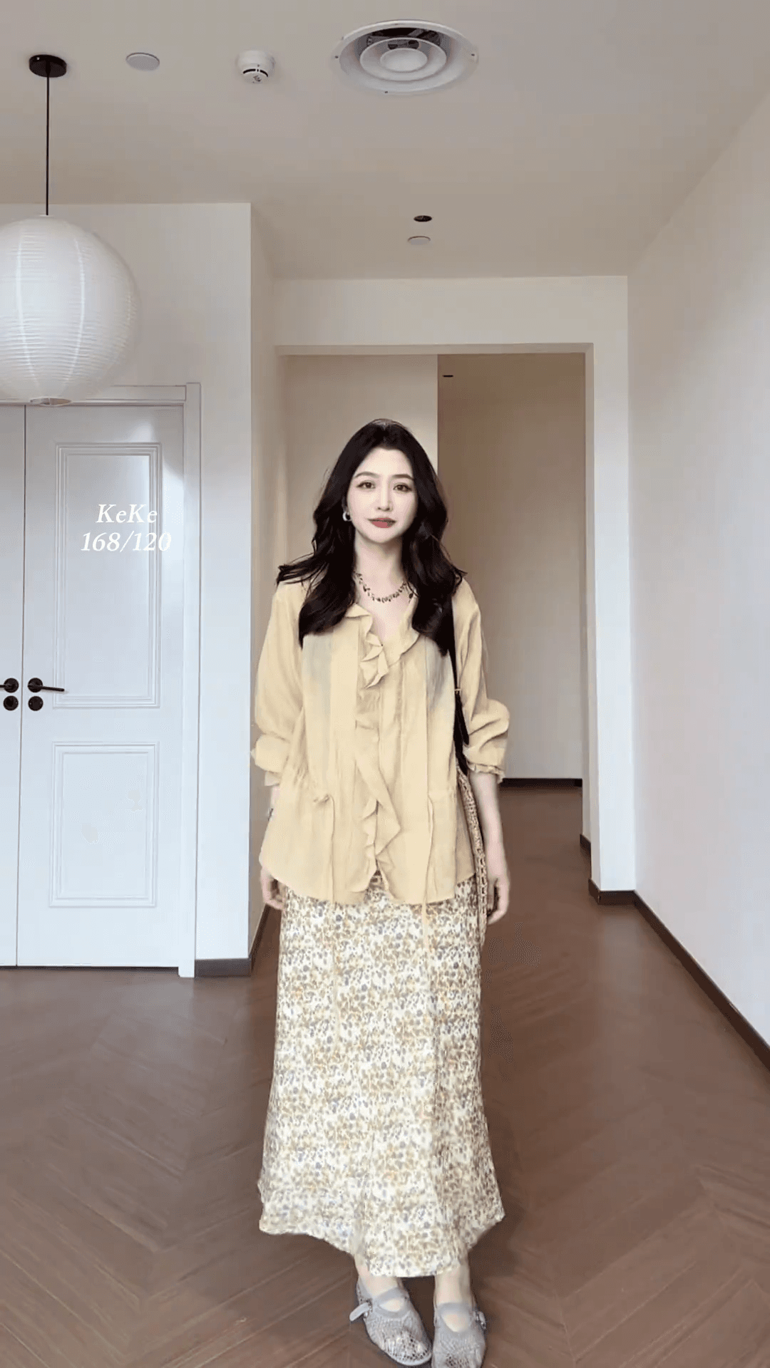 윤주연 슈 프랑스식 디자인 센스 품격 부드러운 바람 프릴 V넥 슬림해 보이는 셔츠 맨위 꽃무늬 치마 세트 상세 이미지 3