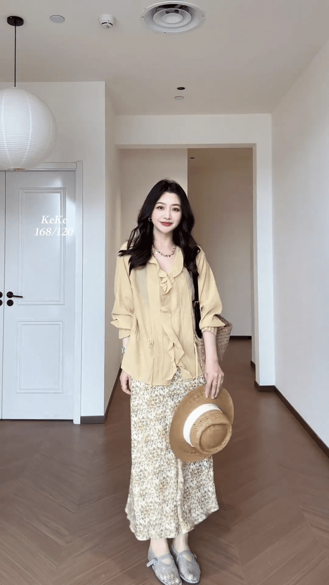 윤주연 슈 프랑스식 디자인 센스 품격 부드러운 바람 프릴 V넥 슬림해 보이는 셔츠 맨위 꽃무늬 치마 세트 상세 이미지 4