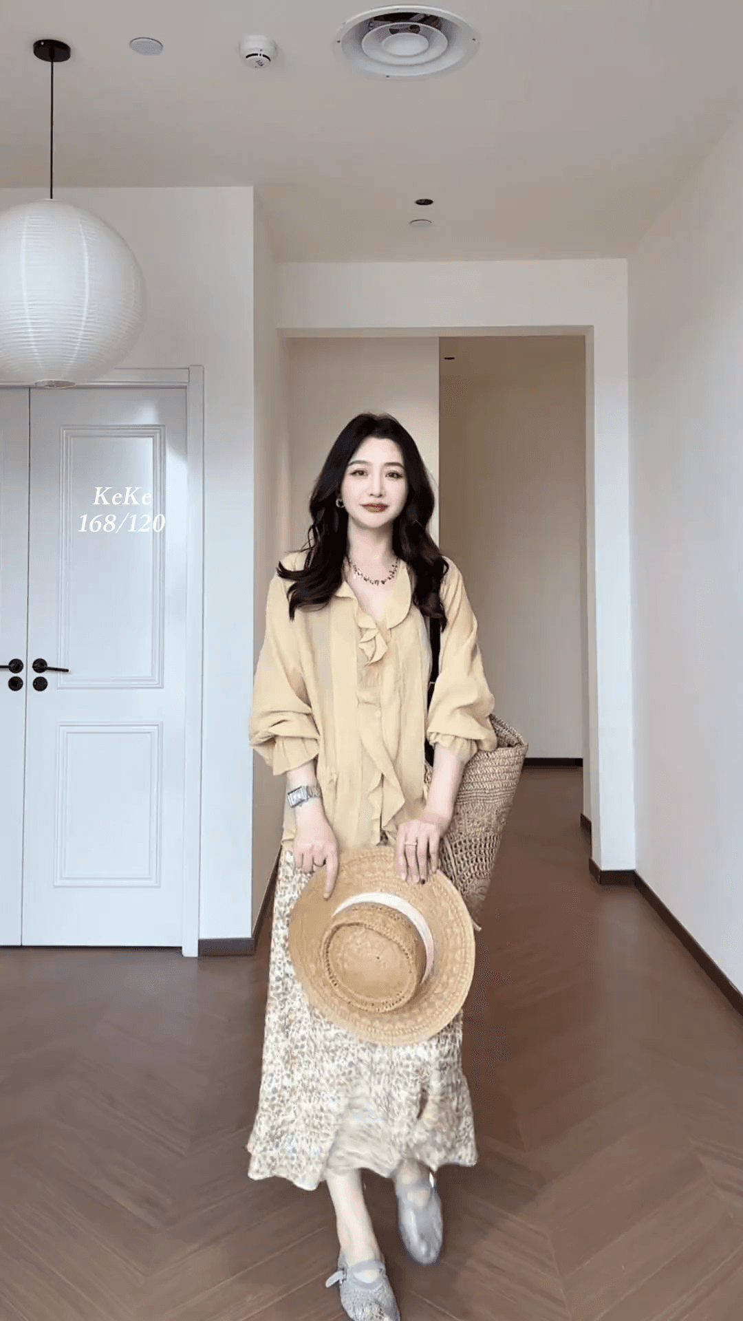 윤주연 슈 프랑스식 디자인 센스 품격 부드러운 바람 프릴 V넥 슬림해 보이는 셔츠 맨위 꽃무늬 치마 세트 상세 이미지 5