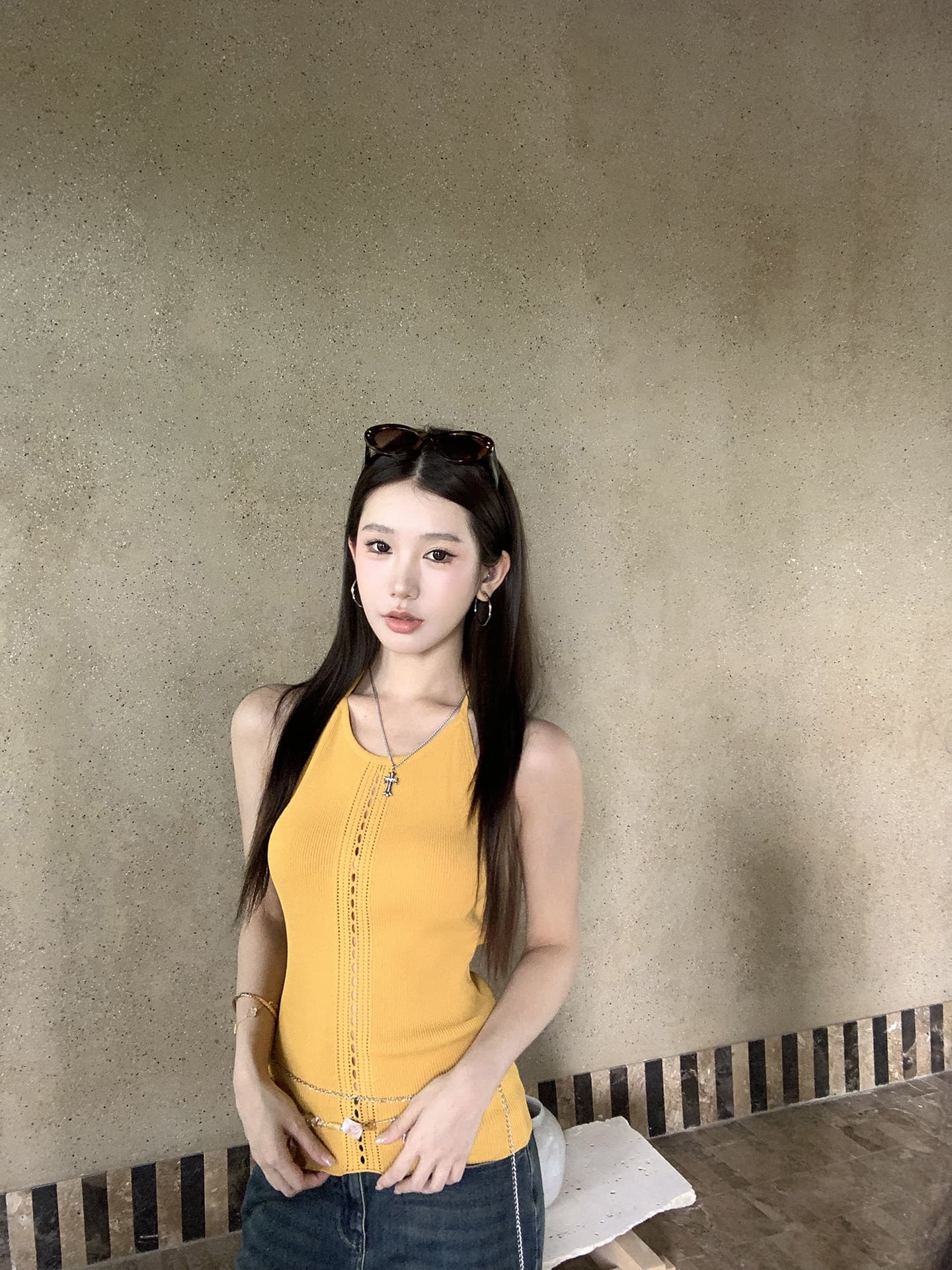 레드 맨 파빌리온 캐미솔 여름 외출용 2026 슈퍼 화재 연령 감소 백리스 황색 니트 민소매 행침 목 맨위 여성 이미지 2