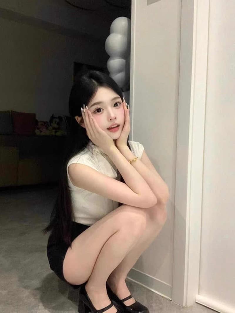 리본 스트랩 디자인 센스 작은 대중 화이트 라운드 넥 반팔 티셔츠 여성 2026 여름 새로운 품격 니트 맨위 이미지 2