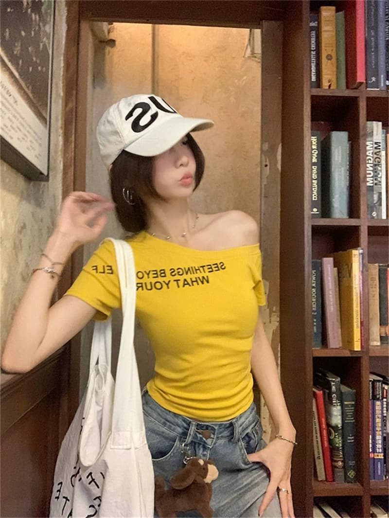 알파벳 프린트 비스듬한 어깨 반팔 티셔츠 여성 여름 새로운 아메리칸 핫걸 몸매 가꾸기 디자인 센스 검정색 쇼트 스타일 맨위 상세 이미지 23