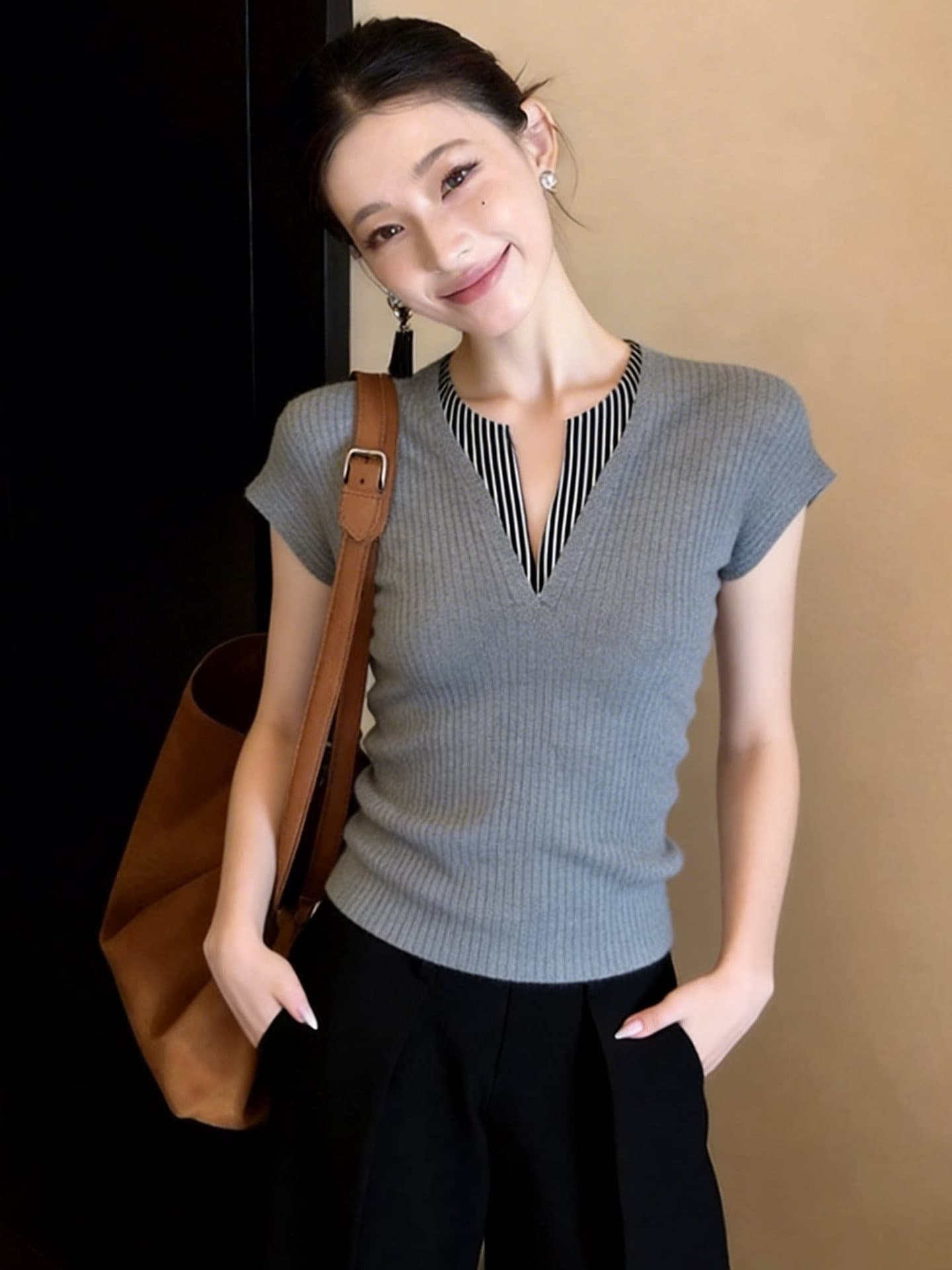 얼음 실크 긍정적 인 어깨 반팔 티셔츠 여성 여름 새로운 패션 다용도 몸매 가꾸기 슬림해 보이는 회색 V넥 핫걸 니트 맨위 상세 이미지 1