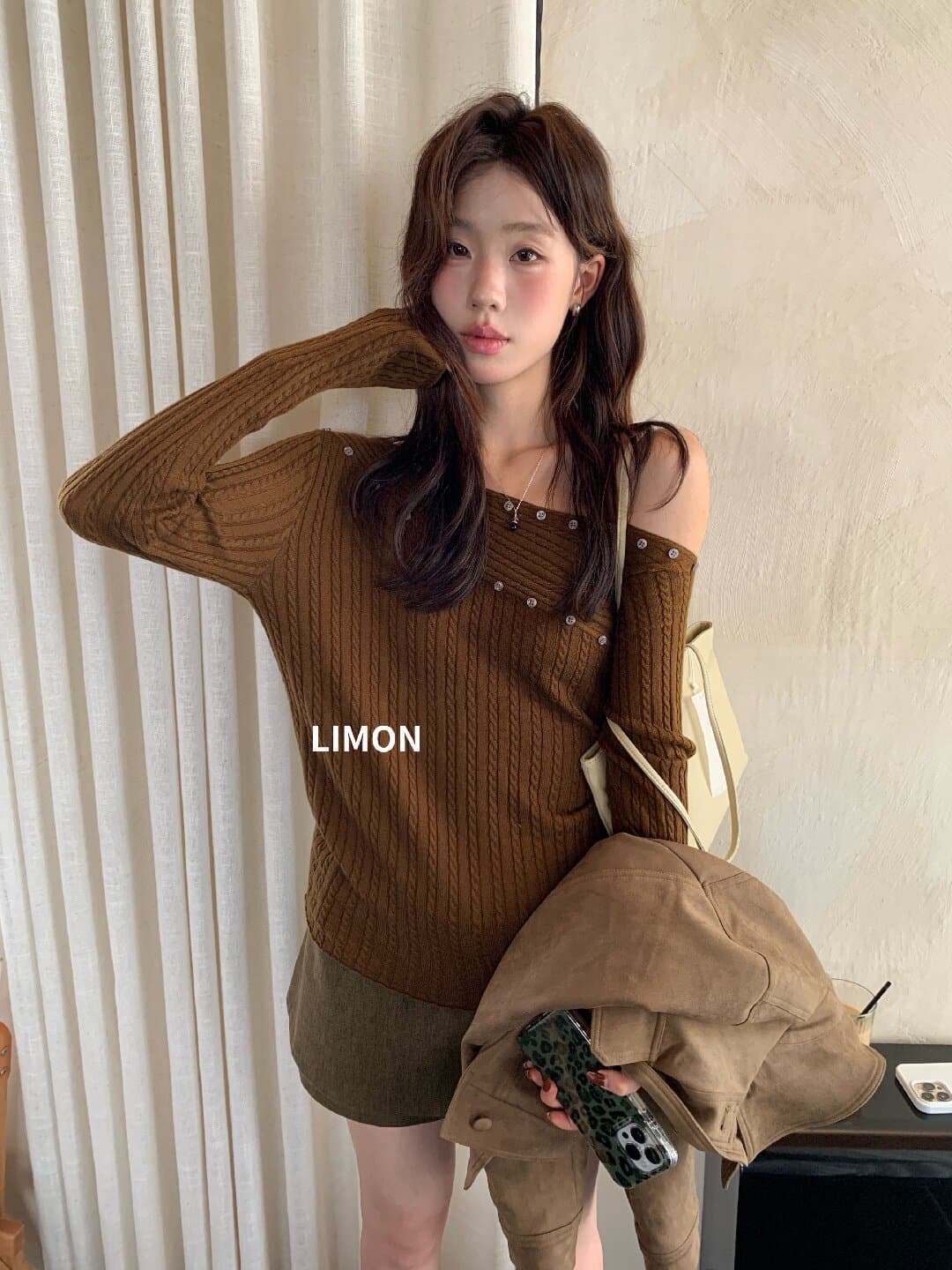 the limon 레몬 녹차 2026 가을 비스듬한 칼라 단추 니트 스웨터 여성 긴 소매 오프숄더 디자인 맨위 상세 이미지 30