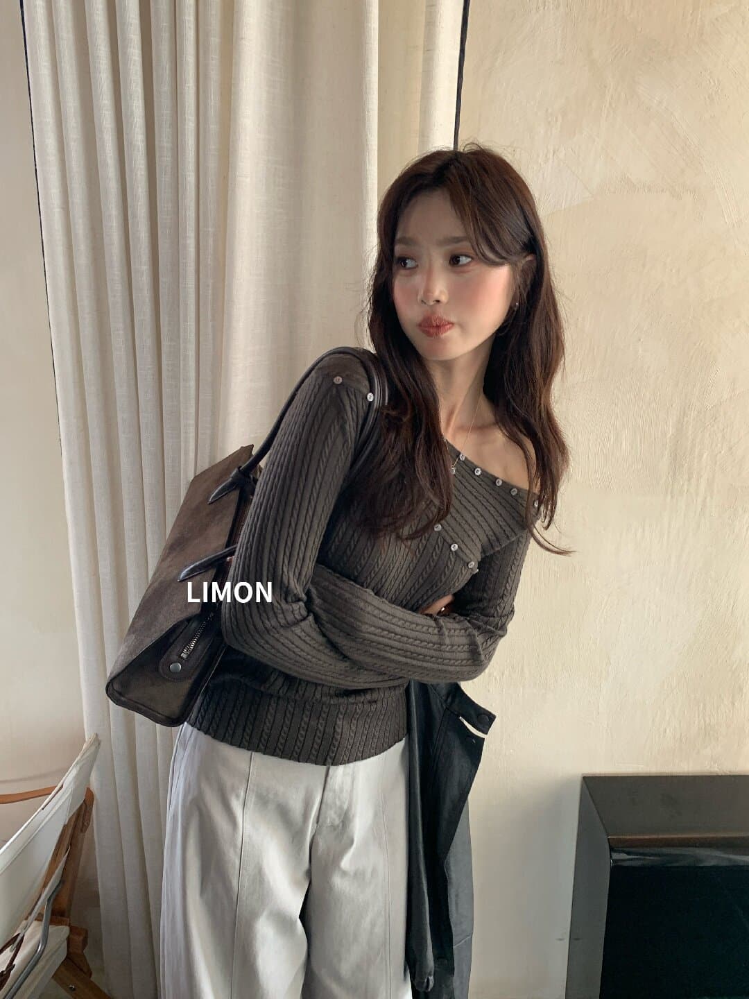 the limon 레몬 녹차 2026 가을 비스듬한 칼라 단추 니트 스웨터 여성 긴 소매 오프숄더 디자인 맨위 상세 이미지 42