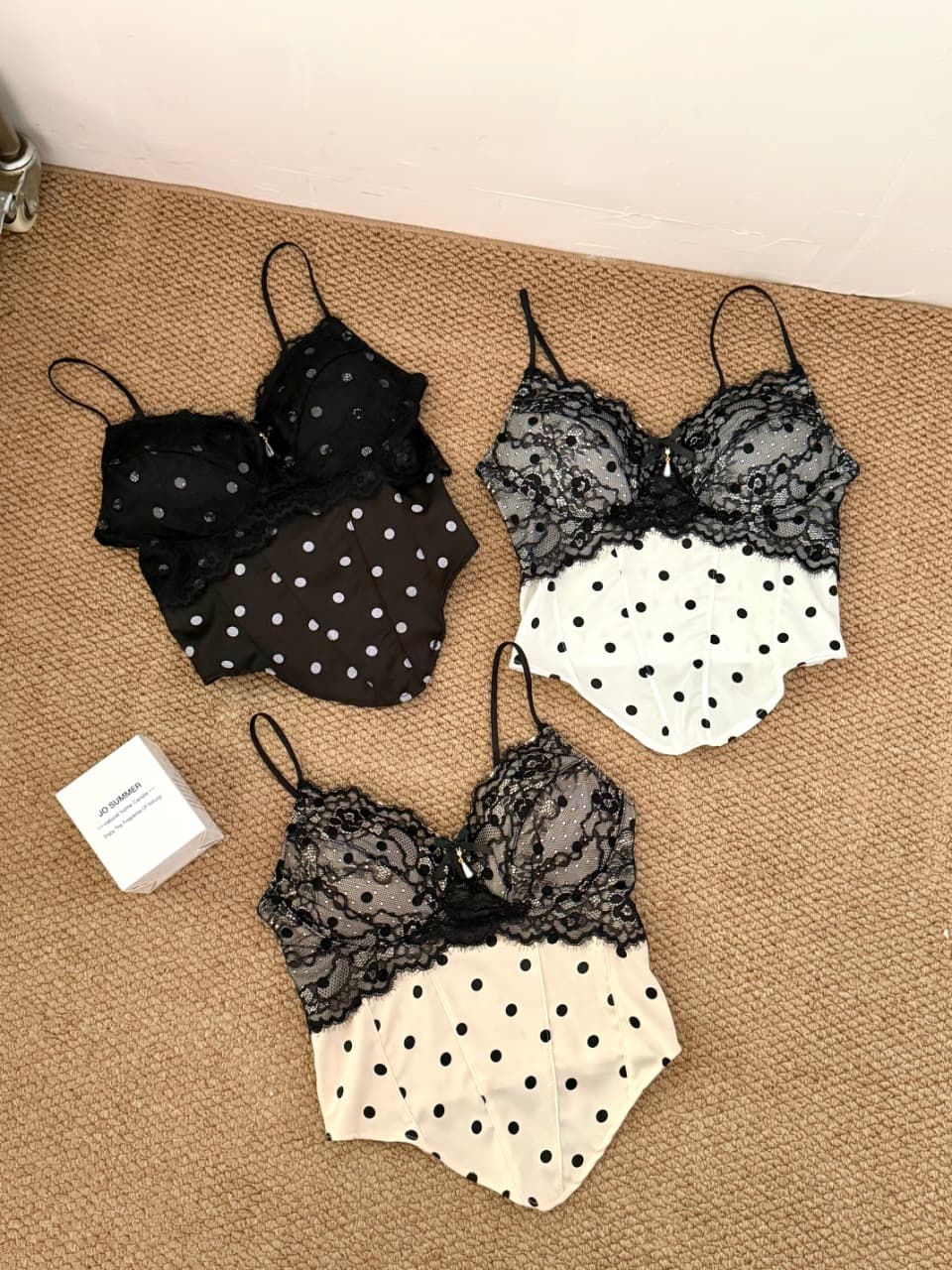 여름 새로운 순수한 욕망 바람 레이스 조각 도트 무늬 캐미솔 몸매 가꾸기 슬림해 보이는 여성 고정 벨트 가슴 패드 상세 이미지 16