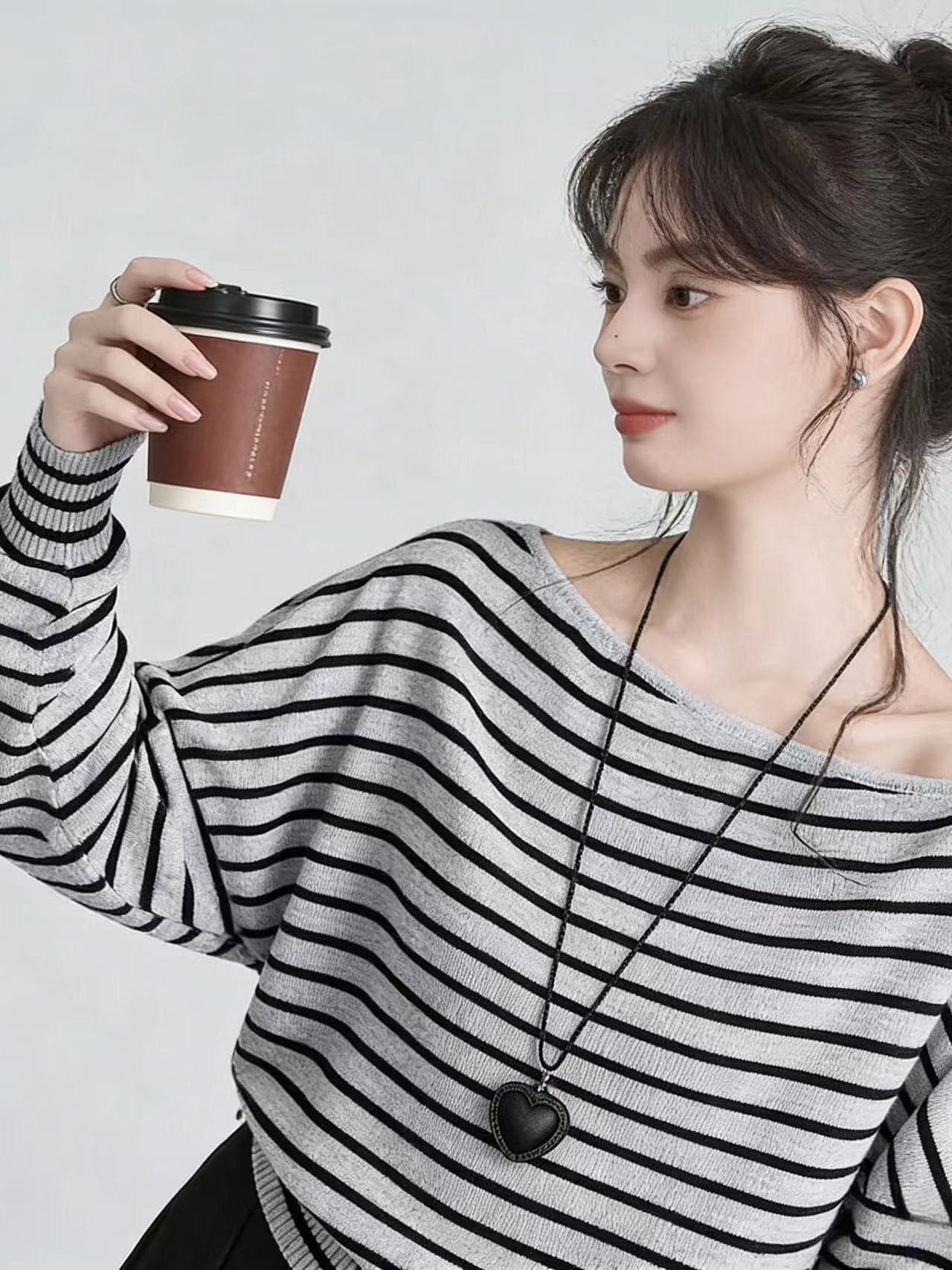 스트라이프 배색 보트넥 오프숄더 니트 스웨터 여성 2026 여름 한 새로운 루즈핏 느긋한 바람 기본 셔츠 맨위 상세 이미지 16