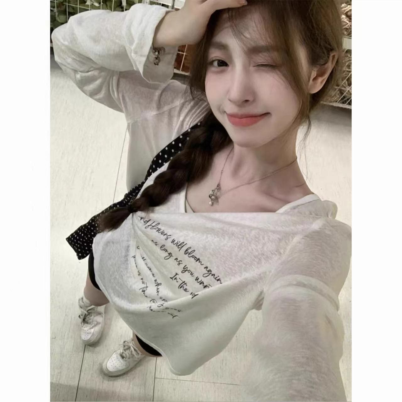 새로운 느긋한 바람 오프숄더 마이크로 ~을 통해 긴팔 티셔츠 여성 여름 루즈핏 프린트 자외선 차단 블라우스 맨위 상세 이미지 3