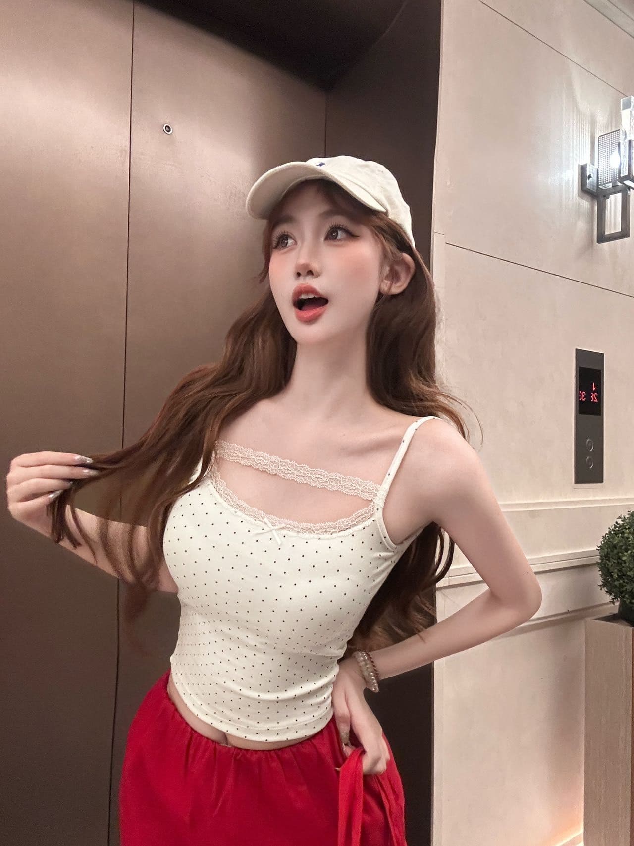 순수한 욕망 레이스 꽃무늬 캐미솔 아름다움 멜빵 가슴 패드 인사이드 가져 가라. 외출용 디자인 센스 몸매 가꾸기 슬림해 보이는 맨위 여성 상세 이미지 2