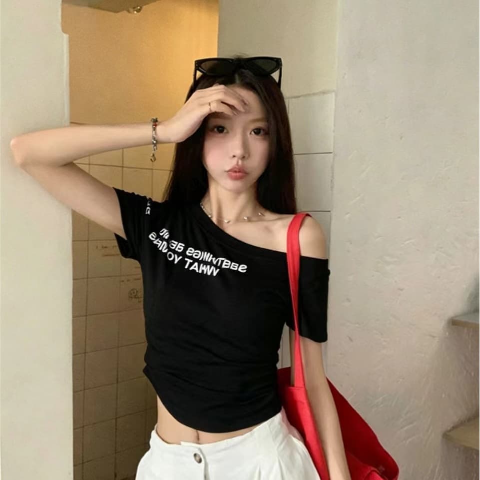여름 새로운 핫걸 바람 비스듬한 어깨 알파벳 프린트 패치워크 반팔 티셔츠 여성 몸매 가꾸기 슬림해 보이는 원피스 벨트 가슴 패드 이미지 4