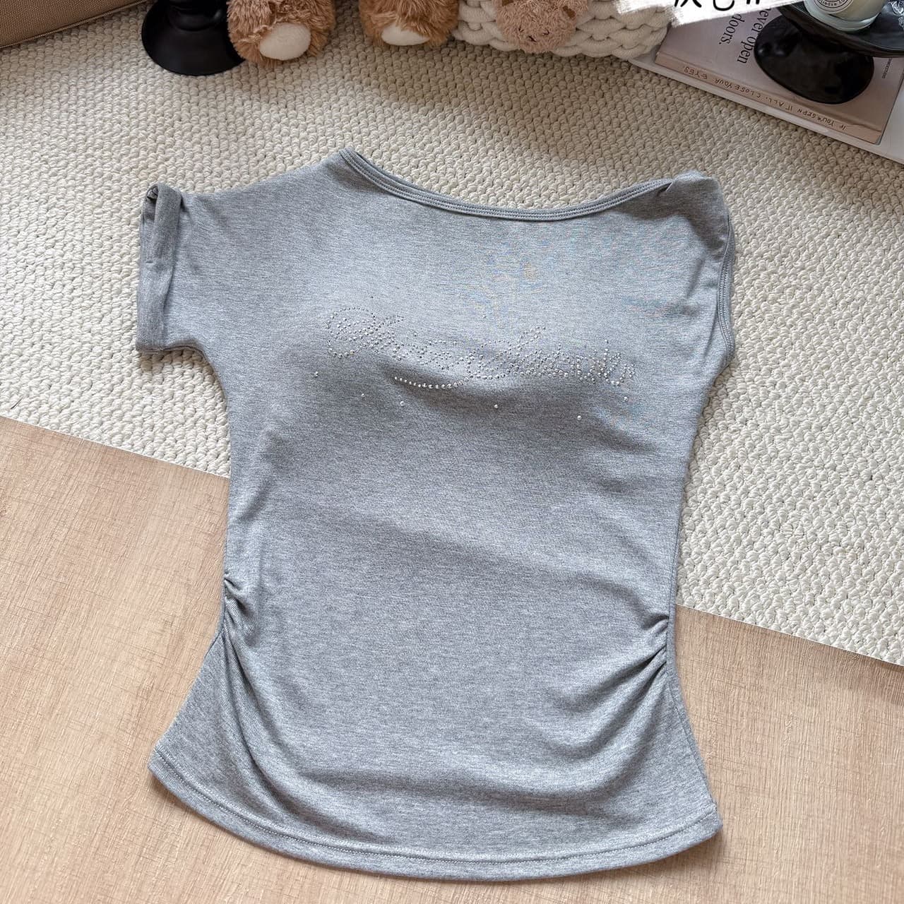 한 부서 무거운 작업 핫픽스 비틀림 비스듬한 어깨 반팔 티셔츠 여성 디자인 센스 허리 수축 다용도 오프숄더 맨위 이미지 5