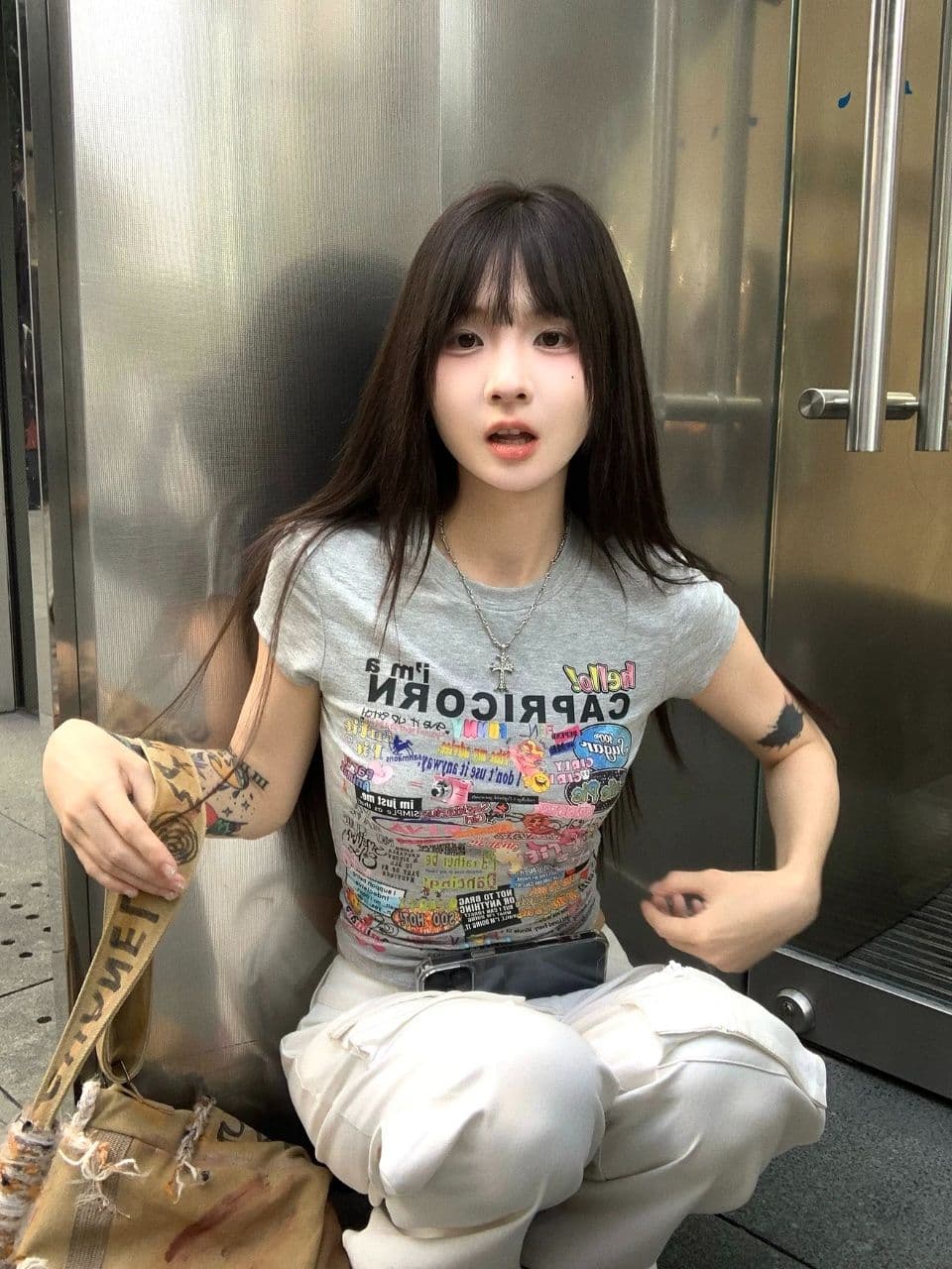 출퇴근 달콤한 차가운 핫걸 불규칙 만화 프린트 반팔 티셔츠 여성 다용도 긍정적 인 어깨 쇼트 스타일 미니멀리즘 맨위 상세 이미지 9