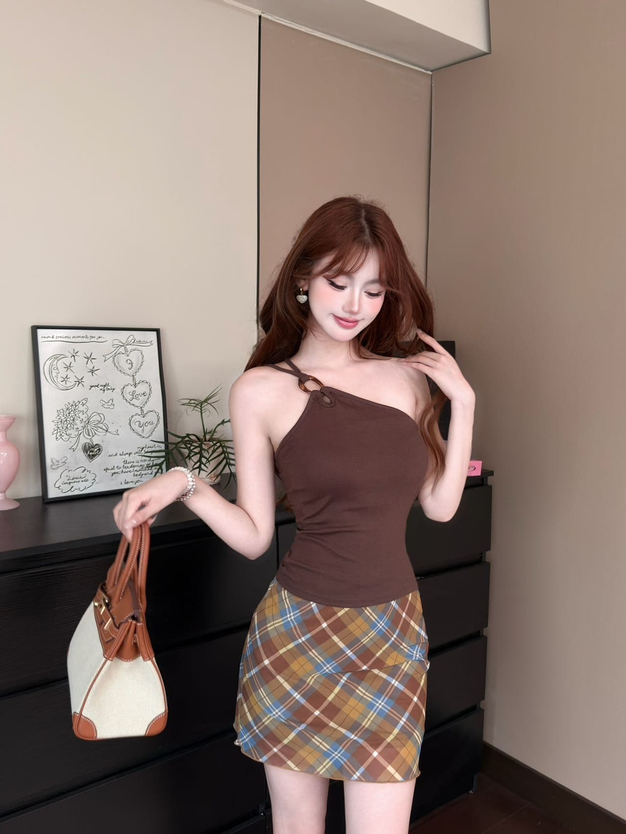 2026 여름 새로운 고급 센스 호박색 반지 버클 비스듬한 어깨 몸매 가꾸기 슬림해 보이는 백리스 다용도 패션 캐미솔 상세 이미지 21