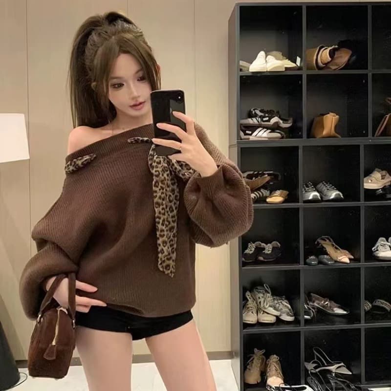 한국 동대문 레트로 스타일 비스듬한 칼라 오프숄더 레오파드 무늬 레이스업 디자인 센스 긴팔 스웨터 루즈핏 슬림해 보이는 맨위 이미지 5