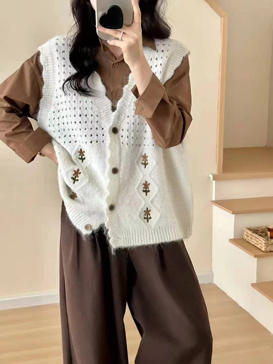 2026 이른 가을 새로운 V넥 니트 조끼 여자 민소매 오픈 가디건 조끼 스택 착용 자수 민소매 스웨터 어깨 여성 이미지 2