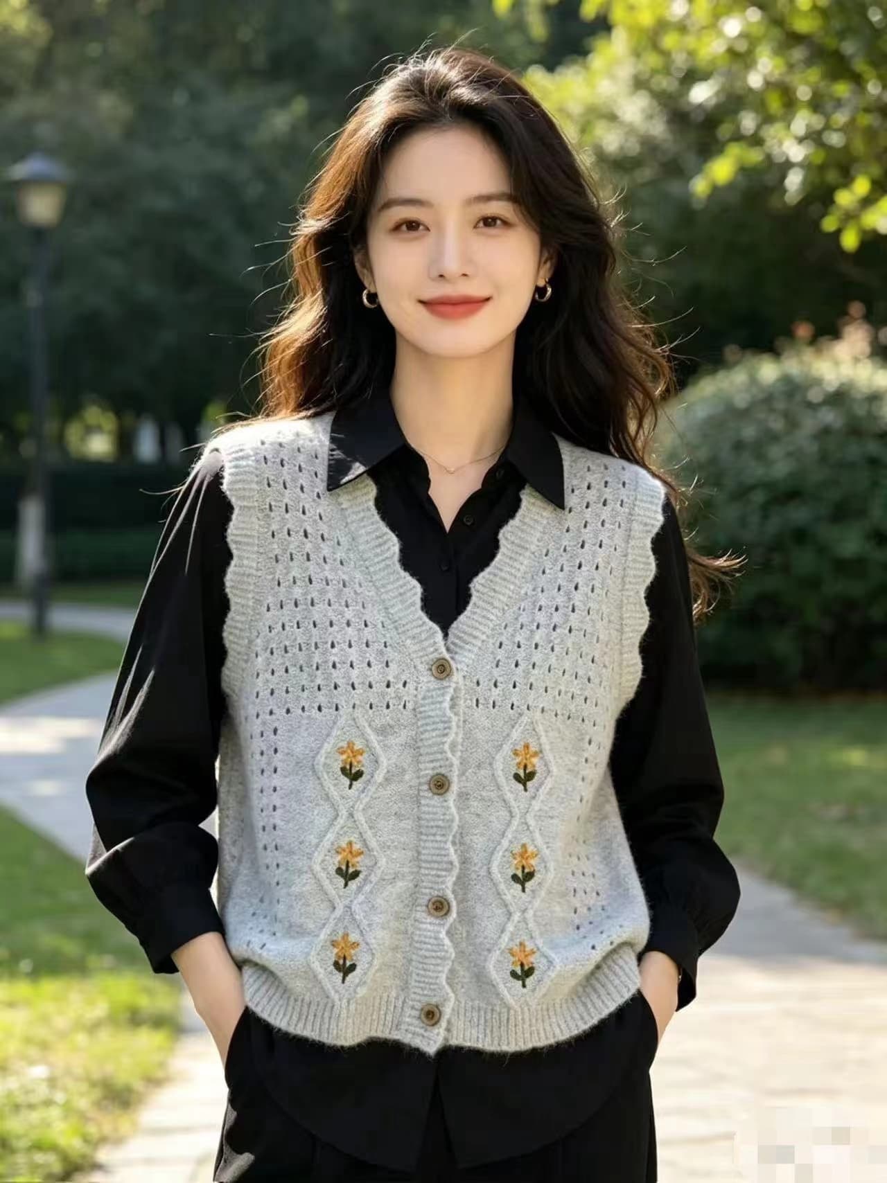 2026 이른 가을 새로운 V넥 니트 조끼 여자 민소매 오픈 가디건 조끼 스택 착용 자수 민소매 스웨터 어깨 여성 상세 이미지 11
