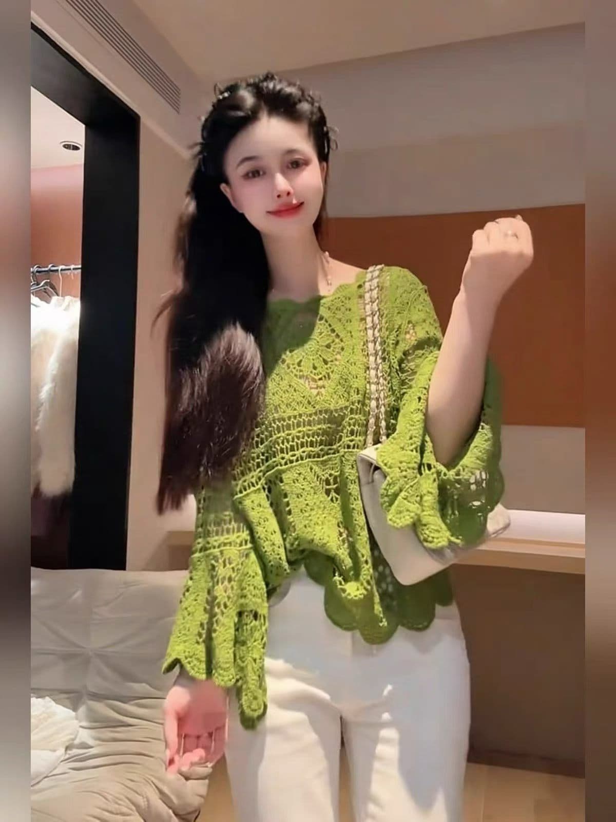 유럽 상품 무거운 작업 홀로우 아웃 자수 나팔 소매 녹색 니트 작은 셔츠 여성 가을 새로운 외국 가스 슬림해 보이는 아름다운 맨위