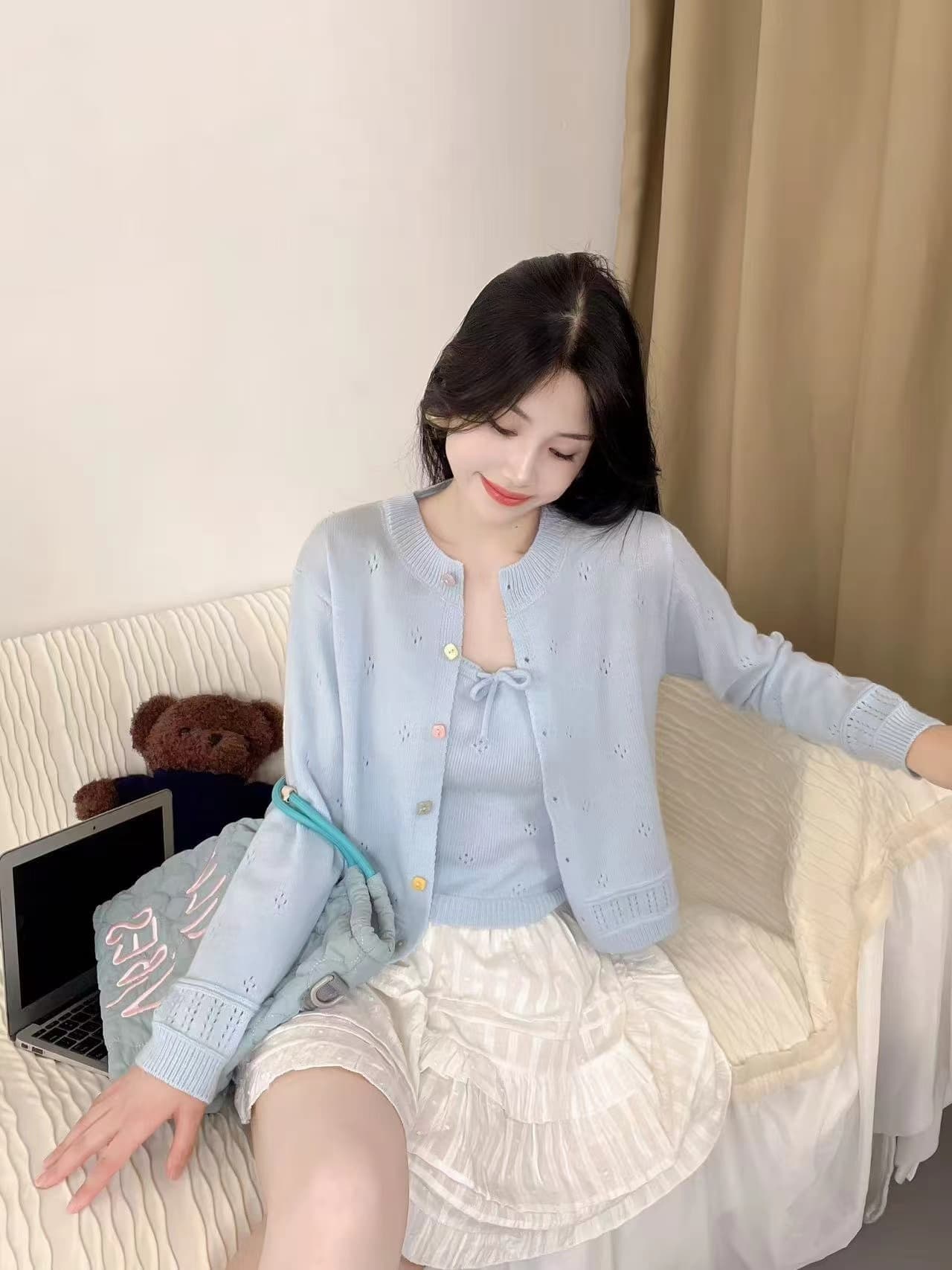 달콤함 부드러운 홀로우 아웃 스웨터 세트 가을 겨울 새로운 색상 버튼 쇼트 스타일 니트 오픈 가디건 슬립 투피스 세트 이미지 3
