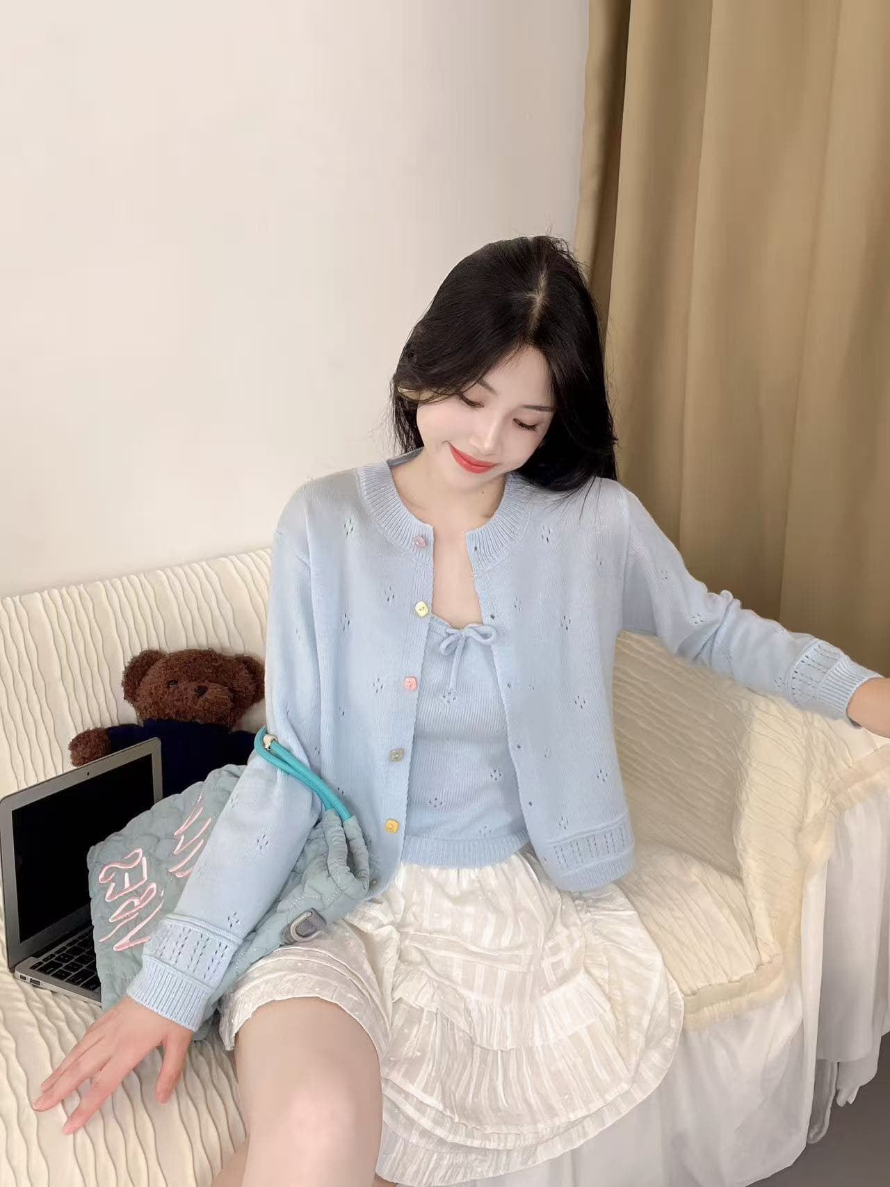 달콤함 부드러운 홀로우 아웃 스웨터 세트 가을 겨울 새로운 색상 버튼 쇼트 스타일 니트 오픈 가디건 슬립 투피스 세트 상세 이미지 5